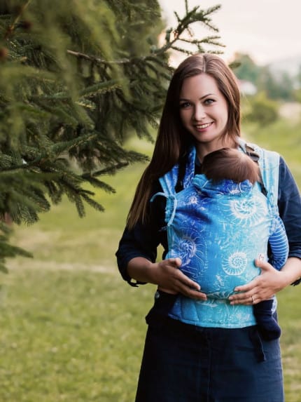 Nosič Moyo Cross - 102-3_3c8a6644-ps-2 Špeciálne vyvinutý ergonomický nosič s prekríženými ramennými popruhmi pre maximálne pohodlie, skvele rozloží váhu dieťatka.
Vhodný od 2 do 18 mesiacov.
<strong>V prípade záujmu o iný vzor nám napíšte, prosím.</strong> -