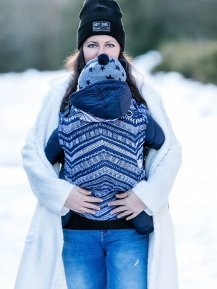 Nosič Moyo Cross - 108-2_3c8a3546-ps Špeciálne vyvinutý ergonomický nosič s prekríženými ramennými popruhmi pre maximálne pohodlie, skvele rozloží váhu dieťatka.
Vhodný od 2 do 18 mesiacov.
<strong>V prípade záujmu o iný vzor nám napíšte, prosím.</strong> -