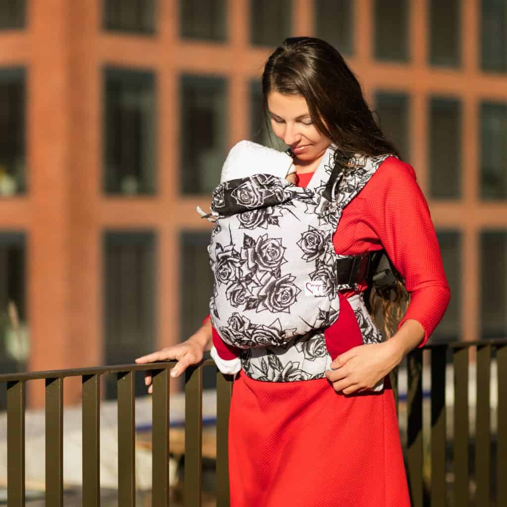 <ul>
 	<li>Špeciálne vyvinutý ergonomický nosič s rovnými ramennými popruhmi.</li>
 	<li>Súčasťou balenia sú chrániče ramenných popruhov a podrobný návod na použitie.</li>
</ul>
<strong>          First size:</strong> od veľkosti 56 do 92

<strong>          Tiny size:</strong> od veľkosti 62 do 92

<strong>          Maxi size:</strong> od veľkosti 74 do 110

<strong>          V prípade záujmu o iný vzor nám napíšte, prosím. </strong> - 