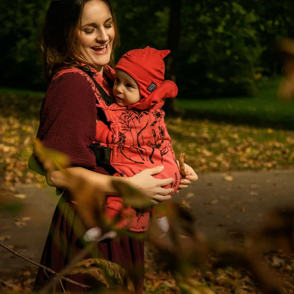 <ul>
 	<li>Špeciálne vyvinutý ergonomický nosič s rovnými ramennými popruhmi.</li>
 	<li>Súčasťou balenia sú chrániče ramenných popruhov a podrobný návod na použitie.</li>
</ul>
<strong>          First size:</strong> od veľkosti 56 do 92

<strong>          Tiny size:</strong> od veľkosti 62 do 92

<strong>          Maxi size:</strong> od veľkosti 74 do 110

<strong>          V prípade záujmu o iný vzor nám napíšte, prosím. </strong> - 