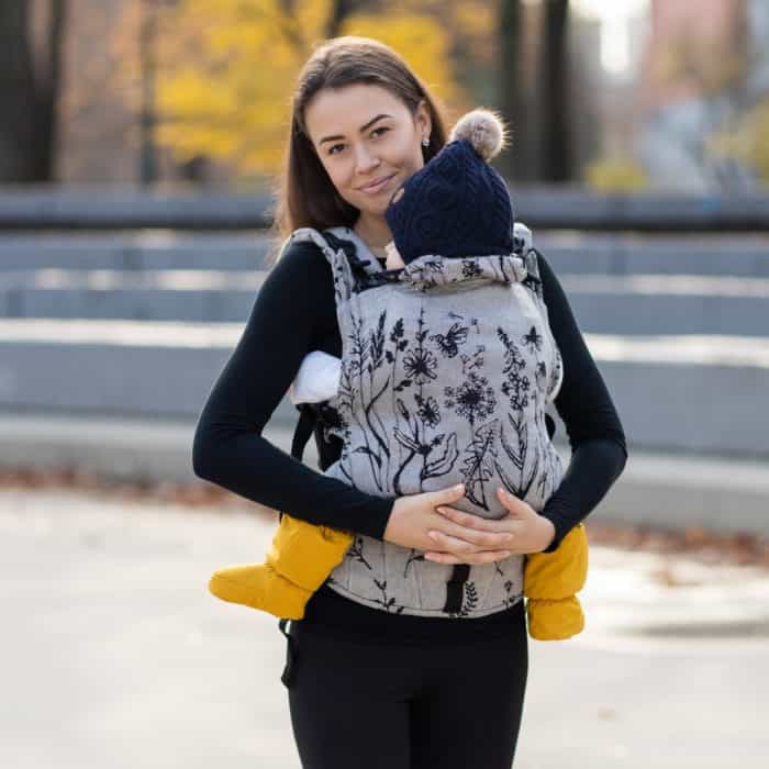 Špeciálne vyvinutý ergonomický nosič s prekríženými ramennými popruhmi pre maximálne pohodlie, skvele rozloží váhu dieťatka.

Vhodný od 2 do 18 mesiacov.

<strong>V prípade záujmu o iný vzor nám napíšte, prosím.</strong> - 