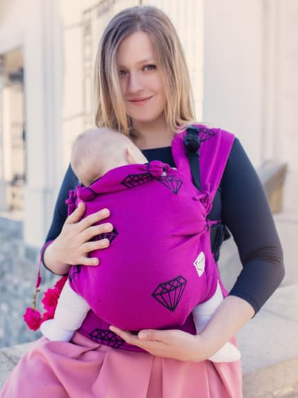 Nosič Moyo Cross - 144-5_3c8a6942-ps Špeciálne vyvinutý ergonomický nosič s prekríženými ramennými popruhmi pre maximálne pohodlie, skvele rozloží váhu dieťatka.
Vhodný od 2 do 18 mesiacov.
<strong>V prípade záujmu o iný vzor nám napíšte, prosím.</strong> -