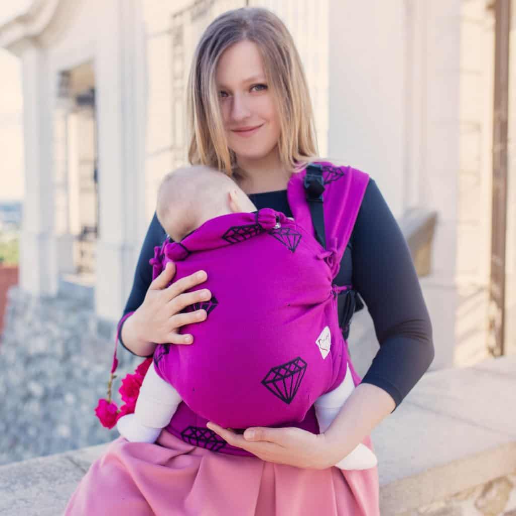 <ul>
 	<li>Špeciálne vyvinutý ergonomický nosič s rovnými ramennými popruhmi.</li>
 	<li>Súčasťou balenia sú chrániče ramenných popruhov a podrobný návod na použitie.</li>
</ul>
<strong>          First size:</strong> od veľkosti 56 do 92

<strong>          Tiny size:</strong> od veľkosti 62 do 92

<strong>          Maxi size:</strong> od veľkosti 74 do 110

<strong>          V prípade záujmu o iný vzor nám napíšte, prosím. </strong> - 