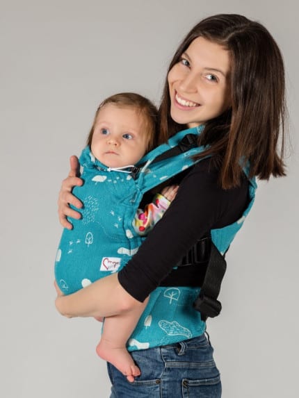 Nosič Moyo Cross - 456_3c8a0857-ps-sq Špeciálne vyvinutý ergonomický nosič s prekríženými ramennými popruhmi pre maximálne pohodlie, skvele rozloží váhu dieťatka.
Vhodný od 2 do 18 mesiacov.
<strong>V prípade záujmu o iný vzor nám napíšte, prosím.</strong> -