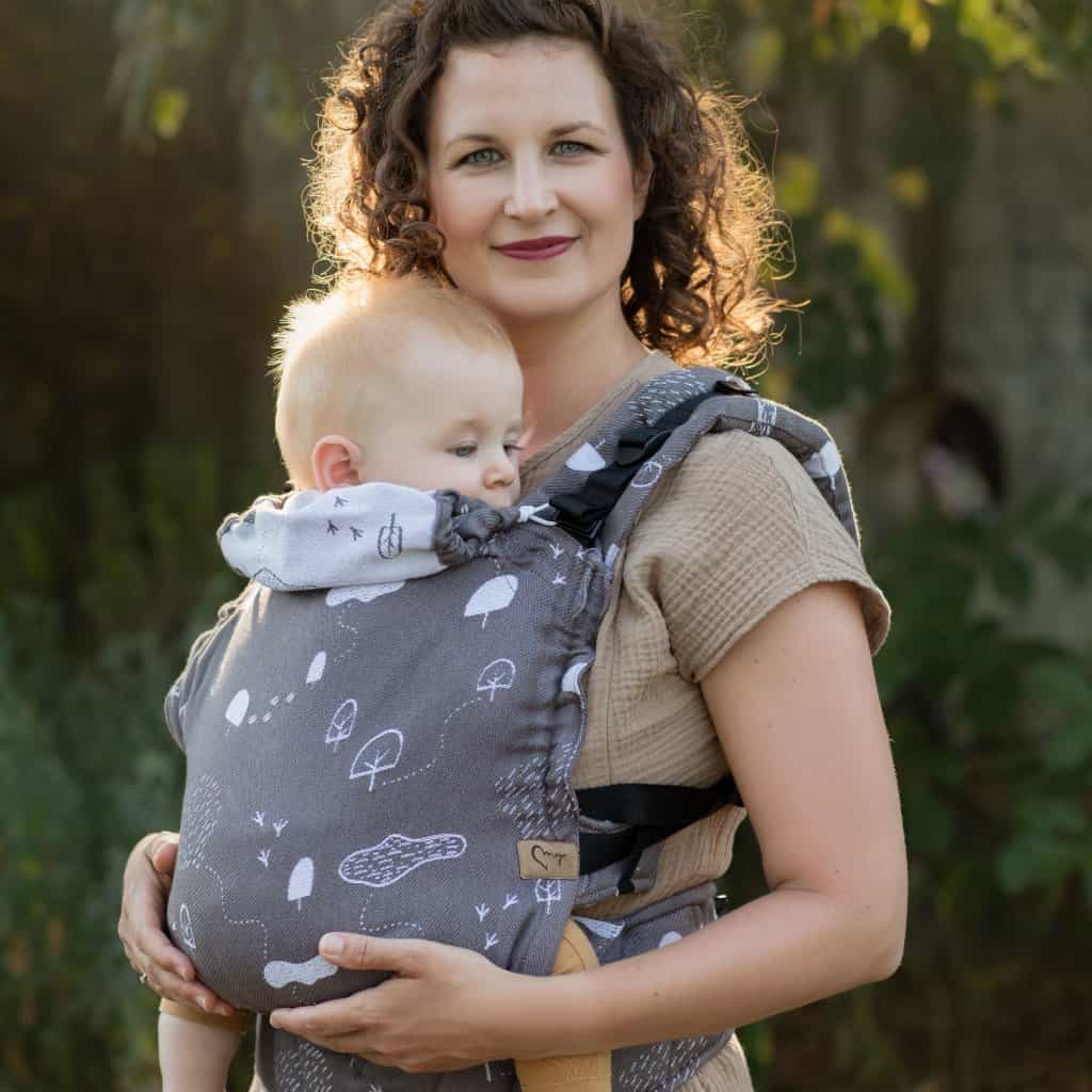 <ul>
 	<li>Špeciálne vyvinutý ergonomický nosič s rovnými ramennými popruhmi.</li>
 	<li>Súčasťou balenia sú chrániče ramenných popruhov a podrobný návod na použitie.</li>
</ul>
<strong>          First size:</strong> od veľkosti 56 do 92

<strong>          Tiny size:</strong> od veľkosti 62 do 92

<strong>          Maxi size:</strong> od veľkosti 74 do 110

<strong>          V prípade záujmu o iný vzor nám napíšte, prosím. </strong> - 