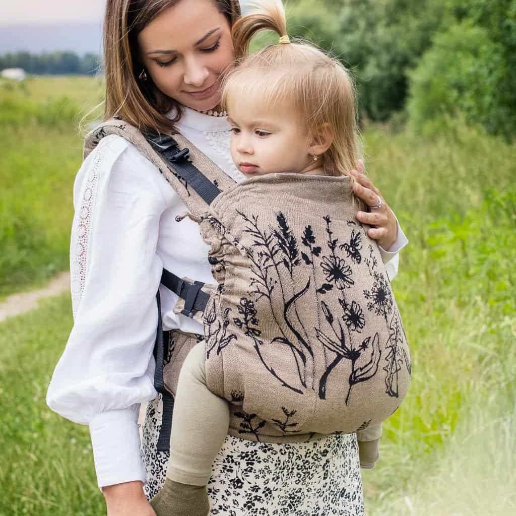 <ul>
 	<li>Špeciálne vyvinutý ergonomický nosič s rovnými ramennými popruhmi.</li>
 	<li>Súčasťou balenia sú chrániče ramenných popruhov a podrobný návod na použitie.</li>
</ul>
<strong>          First size:</strong> od veľkosti 56 do 92

<strong>          Tiny size:</strong> od veľkosti 62 do 92

<strong>          Maxi size:</strong> od veľkosti 74 do 110

<strong>          V prípade záujmu o iný vzor nám napíšte, prosím. </strong> - 