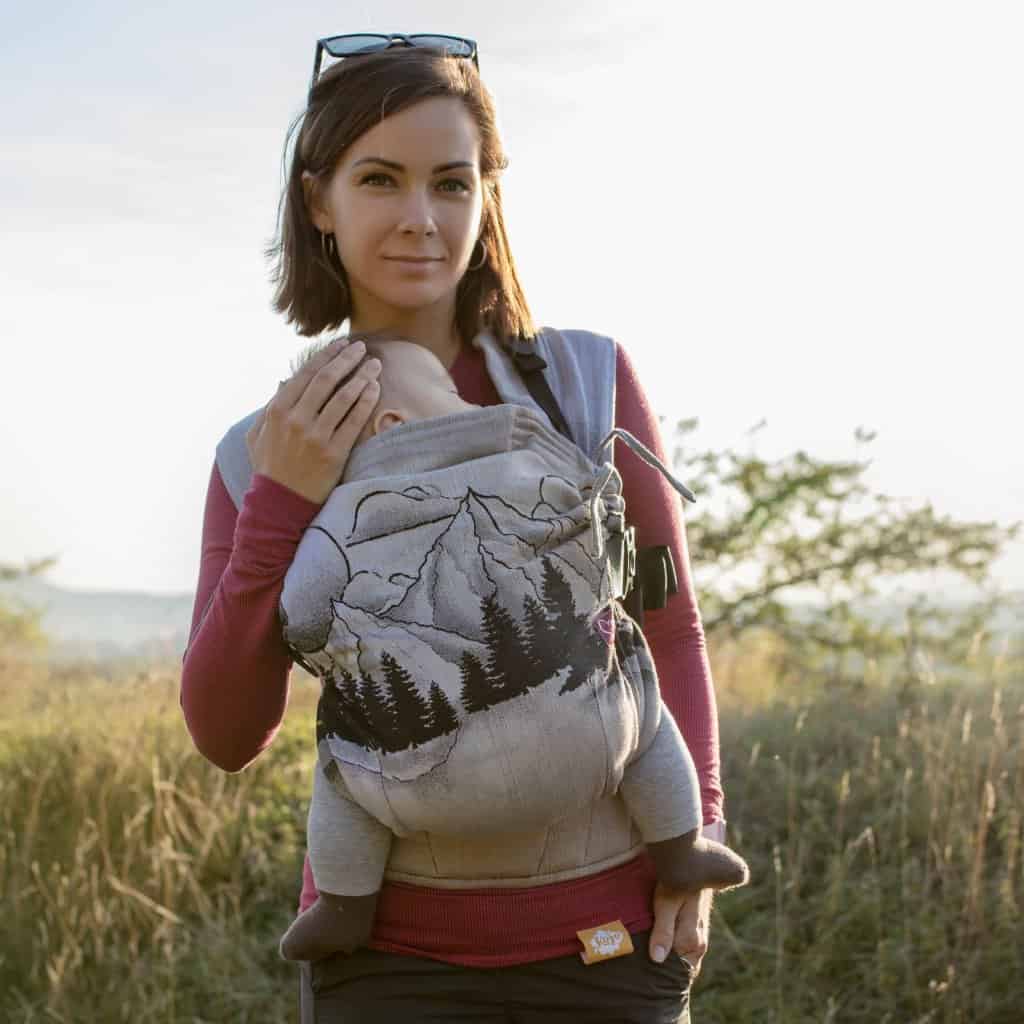 <ul>
 	<li>Špeciálne vyvinutý ergonomický nosič s rovnými ramennými popruhmi.</li>
 	<li>Súčasťou balenia sú chrániče ramenných popruhov a podrobný návod na použitie.</li>
</ul>
<strong>          First size:</strong> od veľkosti 56 do 92

<strong>          Tiny size:</strong> od veľkosti 62 do 92

<strong>          Maxi size:</strong> od veľkosti 74 do 110

<strong>          V prípade záujmu o iný vzor nám napíšte, prosím. </strong> - 