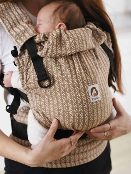 Ergonomický nosič Flexible je vhodný už od veľkosti 50/56 (novorodenec) do veľkosti 92/98 (24-30 mesiacov).

Rischino Flexible je flexibilný ku mieram dieťatka. Nastavuje sa do výšky aj do šírky presne podľa potreby, má jedinečné riešenie nastavenia fixácie hlavičky. Nosič je možné nosiť vpredu, vzadu na chrbte alebo na boku. Klasické ramenné pásy sa dajú aj krížiť.

Bedrový pás je vyvinutý špeciálne pre mamičky po pôrode na nosenie už od novorodenca. Jeho mäkkosť a šírka umožňujú nosiť už od prvých dní, nestláča maternicu, neprenáša do nej ťažisko a umožňuje jej tým lepšiu regeneráciu počas prvých mesiacov nosenia.
<div id="div_block-165-40" class="ct-div-block breakout--full rs-gradient-section">
<div id="div_block-15-40" class="ct-div-block wa-product-tabs wa-product-tabs-wrapper ct-section-inner-wrap">
<div id="_tabs_contents-87-40" class="oxy-tabs-contents-wrapper oxy-tabs-contents pad--xl">
<div id="_tab_content-88-40" class="oxy-tab-content tabs-contents-6091-tab">
<div id="div_block-196-40" class="ct-div-block ">
<div id="div_block-198-40" class="ct-div-block ">
<div id="shortcode-285-40" class="ct-shortcode wa-product-info__wrapper">
<div class="wa-product-info">

<strong>V prípade záujmu o iný vzor nám napíšte, prosím.</strong>

</div>
</div>
</div>
</div>
</div>
</div>
</div>
</div>
<div id="div_block-265-40" class="ct-div-block"></div>
<div class="chakra-text wa-product-description css-h773az">
<h5 class="podnadpisproduktu"></h5>
</div> - 