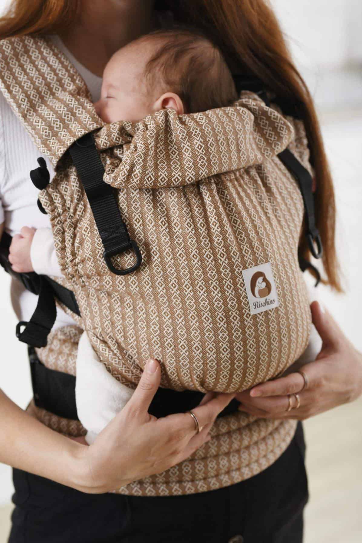 Ergonomický nosič Flexible je vhodný už od veľkosti 50/56 (novorodenec) do veľkosti 92/98 (24-30 mesiacov).

Rischino Flexible je flexibilný ku mieram dieťatka. Nastavuje sa do výšky aj do šírky presne podľa potreby, má jedinečné riešenie nastavenia fixácie hlavičky. Nosič je možné nosiť vpredu, vzadu na chrbte alebo na boku. Klasické ramenné pásy sa dajú aj krížiť.

Bedrový pás je vyvinutý špeciálne pre mamičky po pôrode na nosenie už od novorodenca. Jeho mäkkosť a šírka umožňujú nosiť už od prvých dní, nestláča maternicu, neprenáša do nej ťažisko a umožňuje jej tým lepšiu regeneráciu počas prvých mesiacov nosenia.
<div id="div_block-165-40" class="ct-div-block breakout--full rs-gradient-section">
<div id="div_block-15-40" class="ct-div-block wa-product-tabs wa-product-tabs-wrapper ct-section-inner-wrap">
<div id="_tabs_contents-87-40" class="oxy-tabs-contents-wrapper oxy-tabs-contents pad--xl">
<div id="_tab_content-88-40" class="oxy-tab-content tabs-contents-6091-tab">
<div id="div_block-196-40" class="ct-div-block ">
<div id="div_block-198-40" class="ct-div-block ">
<div id="shortcode-285-40" class="ct-shortcode wa-product-info__wrapper">
<div class="wa-product-info">

<strong>V prípade záujmu o iný vzor nám napíšte, prosím.</strong>

</div>
</div>
</div>
</div>
</div>
</div>
</div>
</div>
<div id="div_block-265-40" class="ct-div-block"></div>
<div class="chakra-text wa-product-description css-h773az">
<h5 class="podnadpisproduktu"></h5>
</div> - 