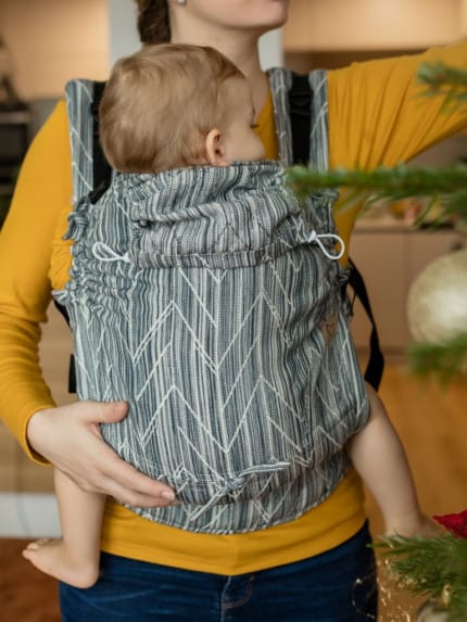 Nosič Moyo Cross - Chevron Street Špeciálne vyvinutý ergonomický nosič s prekríženými ramennými popruhmi pre maximálne pohodlie, skvele rozloží váhu dieťatka.
Vhodný od 2 do 18 mesiacov.
<strong>V prípade záujmu o iný vzor nám napíšte, prosím.</strong> -