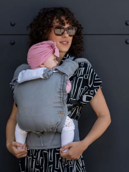 Nosič Moyo Cross - MoYo Only Grey Špeciálne vyvinutý ergonomický nosič s prekríženými ramennými popruhmi pre maximálne pohodlie, skvele rozloží váhu dieťatka.
Vhodný od 2 do 18 mesiacov.
<strong>V prípade záujmu o iný vzor nám napíšte, prosím.</strong> -