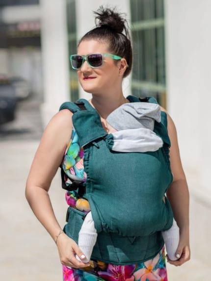 Nosič Moyo Cross - 853-3_3c8a5930-ps-sq Špeciálne vyvinutý ergonomický nosič s prekríženými ramennými popruhmi pre maximálne pohodlie, skvele rozloží váhu dieťatka.
Vhodný od 2 do 18 mesiacov.
<strong>V prípade záujmu o iný vzor nám napíšte, prosím.</strong> -