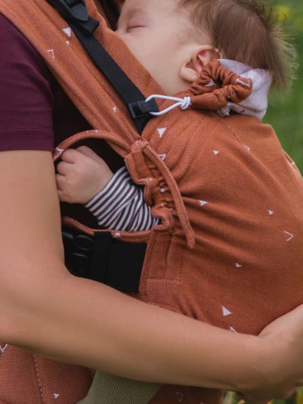 Nosič Moyo Cross - 87_3c8a6504-ps Špeciálne vyvinutý ergonomický nosič s prekríženými ramennými popruhmi pre maximálne pohodlie, skvele rozloží váhu dieťatka.
Vhodný od 2 do 18 mesiacov.
<strong>V prípade záujmu o iný vzor nám napíšte, prosím.</strong> -