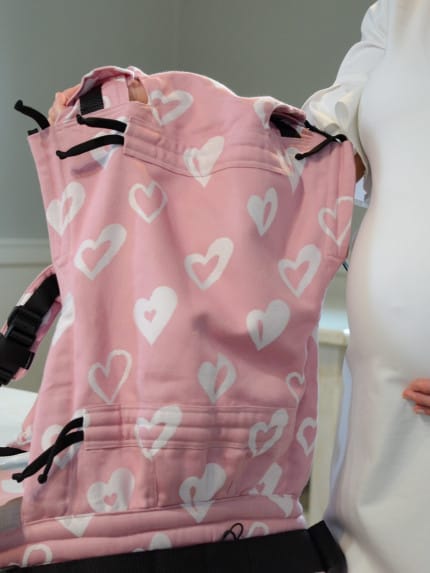 Ergonomický nosič Flexible je vhodný už od veľkosti 50/56 (novorodenec) do veľkosti 92/98 (24-30 mesiacov).

Rischino Flexible je flexibilný ku mieram dieťatka. Nastavuje sa do výšky aj do šírky presne podľa potreby, má jedinečné riešenie nastavenia fixácie hlavičky. Nosič je možné nosiť vpredu, vzadu na chrbte alebo na boku. Klasické ramenné pásy sa dajú aj krížiť.

Bedrový pás je vyvinutý špeciálne pre mamičky po pôrode na nosenie už od novorodenca. Jeho mäkkosť a šírka umožňujú nosiť už od prvých dní, nestláča maternicu, neprenáša do nej ťažisko a umožňuje jej tým lepšiu regeneráciu počas prvých mesiacov nosenia.
<div id="div_block-165-40" class="ct-div-block breakout--full rs-gradient-section">
<div id="div_block-15-40" class="ct-div-block wa-product-tabs wa-product-tabs-wrapper ct-section-inner-wrap">
<div id="_tabs_contents-87-40" class="oxy-tabs-contents-wrapper oxy-tabs-contents pad--xl">
<div id="_tab_content-88-40" class="oxy-tab-content tabs-contents-6091-tab">
<div id="div_block-196-40" class="ct-div-block ">
<div id="div_block-198-40" class="ct-div-block ">
<div id="shortcode-285-40" class="ct-shortcode wa-product-info__wrapper">
<div class="wa-product-info">

<strong>V prípade záujmu o iný vzor nám napíšte, prosím.</strong>

</div>
</div>
</div>
</div>
</div>
</div>
</div>
</div>
<div id="div_block-265-40" class="ct-div-block"></div>
<div class="chakra-text wa-product-description css-h773az">
<h5 class="podnadpisproduktu"></h5>
</div> - 