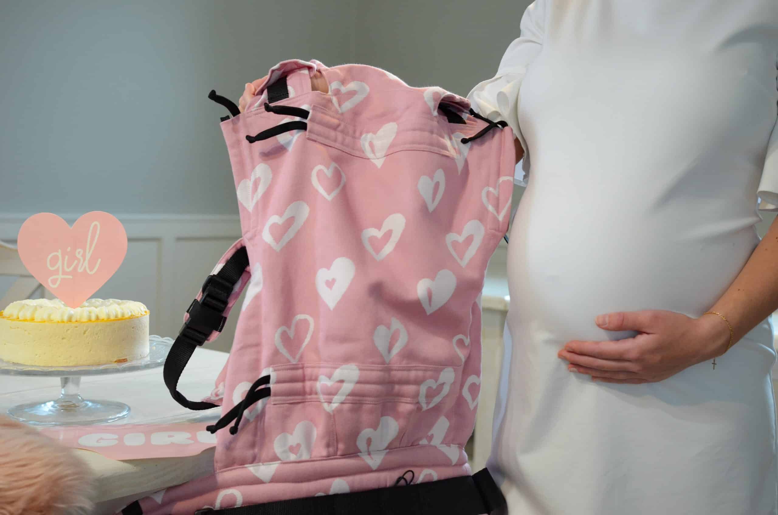 Ergonomický nosič Flexible je vhodný už od veľkosti 50/56 (novorodenec) do veľkosti 92/98 (24-30 mesiacov).

Rischino Flexible je flexibilný ku mieram dieťatka. Nastavuje sa do výšky aj do šírky presne podľa potreby, má jedinečné riešenie nastavenia fixácie hlavičky. Nosič je možné nosiť vpredu, vzadu na chrbte alebo na boku. Klasické ramenné pásy sa dajú aj krížiť.

Bedrový pás je vyvinutý špeciálne pre mamičky po pôrode na nosenie už od novorodenca. Jeho mäkkosť a šírka umožňujú nosiť už od prvých dní, nestláča maternicu, neprenáša do nej ťažisko a umožňuje jej tým lepšiu regeneráciu počas prvých mesiacov nosenia.
<div id="div_block-165-40" class="ct-div-block breakout--full rs-gradient-section">
<div id="div_block-15-40" class="ct-div-block wa-product-tabs wa-product-tabs-wrapper ct-section-inner-wrap">
<div id="_tabs_contents-87-40" class="oxy-tabs-contents-wrapper oxy-tabs-contents pad--xl">
<div id="_tab_content-88-40" class="oxy-tab-content tabs-contents-6091-tab">
<div id="div_block-196-40" class="ct-div-block ">
<div id="div_block-198-40" class="ct-div-block ">
<div id="shortcode-285-40" class="ct-shortcode wa-product-info__wrapper">
<div class="wa-product-info">

<strong>V prípade záujmu o iný vzor nám napíšte, prosím.</strong>

</div>
</div>
</div>
</div>
</div>
</div>
</div>
</div>
<div id="div_block-265-40" class="ct-div-block"></div>
<div class="chakra-text wa-product-description css-h773az">
<h5 class="podnadpisproduktu"></h5>
</div> - 