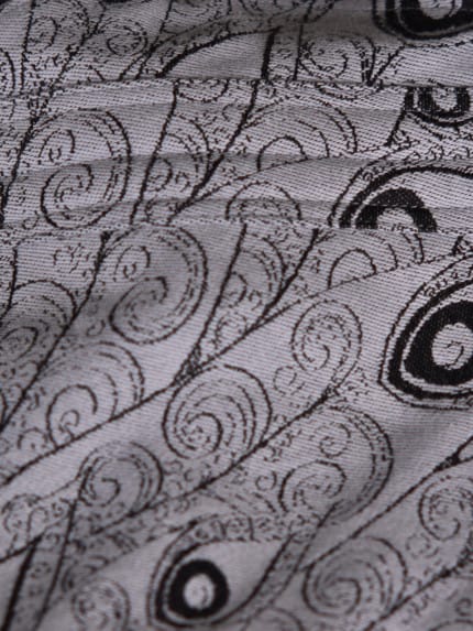 Ergonomický nosič Flexible je vhodný už od veľkosti 50/56 (novorodenec) do veľkosti 92/98 (24-30 mesiacov).

Rischino Flexible je flexibilný ku mieram dieťatka. Nastavuje sa do výšky aj do šírky presne podľa potreby, má jedinečné riešenie nastavenia fixácie hlavičky. Nosič je možné nosiť vpredu, vzadu na chrbte alebo na boku. Klasické ramenné pásy sa dajú aj krížiť.

Bedrový pás je vyvinutý špeciálne pre mamičky po pôrode na nosenie už od novorodenca. Jeho mäkkosť a šírka umožňujú nosiť už od prvých dní, nestláča maternicu, neprenáša do nej ťažisko a umožňuje jej tým lepšiu regeneráciu počas prvých mesiacov nosenia.
<div id="div_block-165-40" class="ct-div-block breakout--full rs-gradient-section">
<div id="div_block-15-40" class="ct-div-block wa-product-tabs wa-product-tabs-wrapper ct-section-inner-wrap">
<div id="_tabs_contents-87-40" class="oxy-tabs-contents-wrapper oxy-tabs-contents pad--xl">
<div id="_tab_content-88-40" class="oxy-tab-content tabs-contents-6091-tab">
<div id="div_block-196-40" class="ct-div-block ">
<div id="div_block-198-40" class="ct-div-block ">
<div id="shortcode-285-40" class="ct-shortcode wa-product-info__wrapper">
<div class="wa-product-info">

<strong>V prípade záujmu o iný vzor nám napíšte, prosím.</strong>

</div>
</div>
</div>
</div>
</div>
</div>
</div>
</div>
<div id="div_block-265-40" class="ct-div-block"></div>
<div class="chakra-text wa-product-description css-h773az">
<h5 class="podnadpisproduktu"></h5>
</div> - 