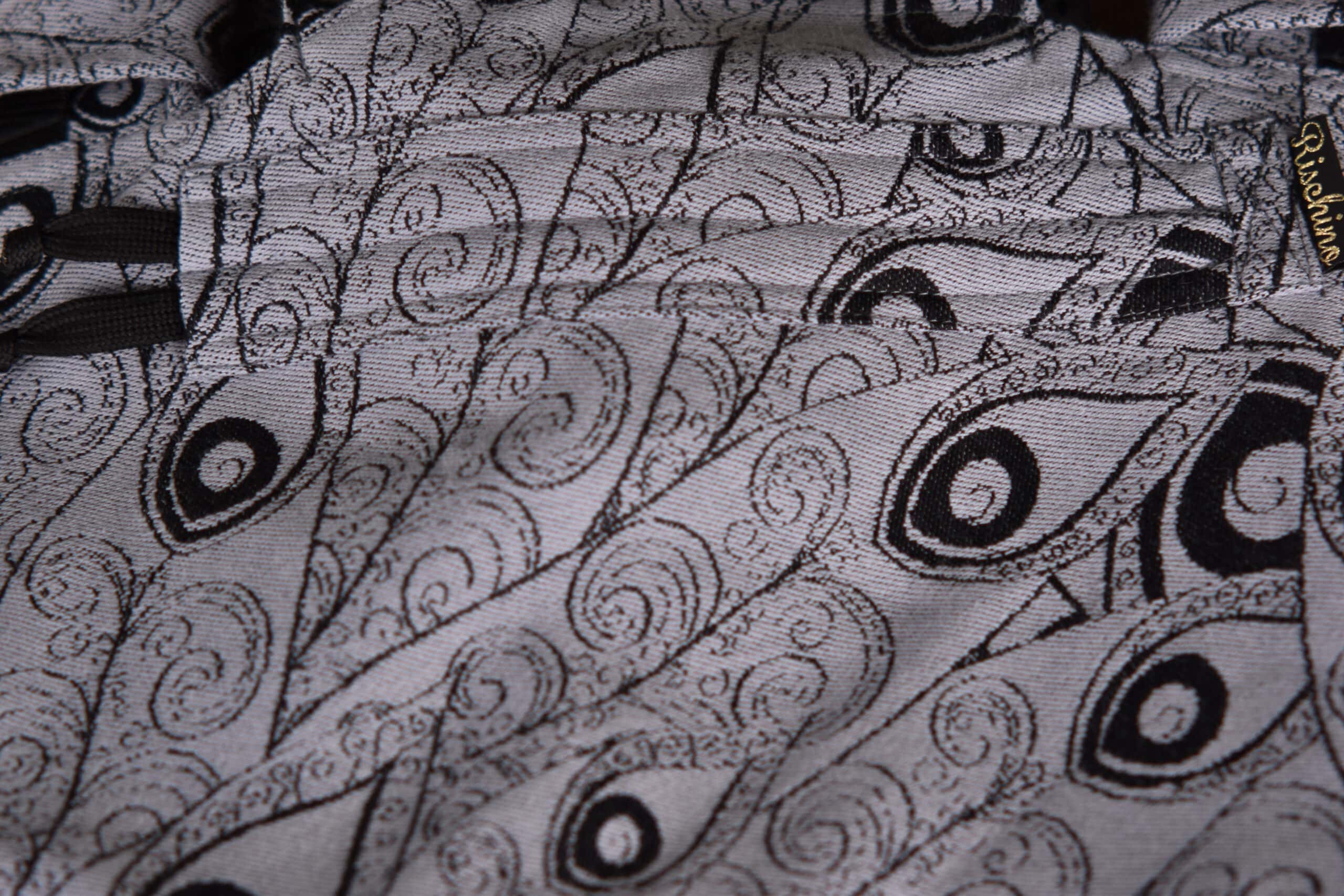 Ergonomický nosič Flexible je vhodný už od veľkosti 50/56 (novorodenec) do veľkosti 92/98 (24-30 mesiacov).

Rischino Flexible je flexibilný ku mieram dieťatka. Nastavuje sa do výšky aj do šírky presne podľa potreby, má jedinečné riešenie nastavenia fixácie hlavičky. Nosič je možné nosiť vpredu, vzadu na chrbte alebo na boku. Klasické ramenné pásy sa dajú aj krížiť.

Bedrový pás je vyvinutý špeciálne pre mamičky po pôrode na nosenie už od novorodenca. Jeho mäkkosť a šírka umožňujú nosiť už od prvých dní, nestláča maternicu, neprenáša do nej ťažisko a umožňuje jej tým lepšiu regeneráciu počas prvých mesiacov nosenia.
<div id="div_block-165-40" class="ct-div-block breakout--full rs-gradient-section">
<div id="div_block-15-40" class="ct-div-block wa-product-tabs wa-product-tabs-wrapper ct-section-inner-wrap">
<div id="_tabs_contents-87-40" class="oxy-tabs-contents-wrapper oxy-tabs-contents pad--xl">
<div id="_tab_content-88-40" class="oxy-tab-content tabs-contents-6091-tab">
<div id="div_block-196-40" class="ct-div-block ">
<div id="div_block-198-40" class="ct-div-block ">
<div id="shortcode-285-40" class="ct-shortcode wa-product-info__wrapper">
<div class="wa-product-info">

<strong>V prípade záujmu o iný vzor nám napíšte, prosím.</strong>

</div>
</div>
</div>
</div>
</div>
</div>
</div>
</div>
<div id="div_block-265-40" class="ct-div-block"></div>
<div class="chakra-text wa-product-description css-h773az">
<h5 class="podnadpisproduktu"></h5>
</div> - 