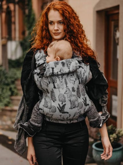 Ergonomický nosič Flexible je vhodný už od veľkosti 50/56 (novorodenec) do veľkosti 92/98 (24-30 mesiacov).

Rischino Flexible je flexibilný ku mieram dieťatka. Nastavuje sa do výšky aj do šírky presne podľa potreby, má jedinečné riešenie nastavenia fixácie hlavičky. Nosič je možné nosiť vpredu, vzadu na chrbte alebo na boku. Klasické ramenné pásy sa dajú aj krížiť.

Bedrový pás je vyvinutý špeciálne pre mamičky po pôrode na nosenie už od novorodenca. Jeho mäkkosť a šírka umožňujú nosiť už od prvých dní, nestláča maternicu, neprenáša do nej ťažisko a umožňuje jej tým lepšiu regeneráciu počas prvých mesiacov nosenia.
<div id="div_block-165-40" class="ct-div-block breakout--full rs-gradient-section">
<div id="div_block-15-40" class="ct-div-block wa-product-tabs wa-product-tabs-wrapper ct-section-inner-wrap">
<div id="_tabs_contents-87-40" class="oxy-tabs-contents-wrapper oxy-tabs-contents pad--xl">
<div id="_tab_content-88-40" class="oxy-tab-content tabs-contents-6091-tab">
<div id="div_block-196-40" class="ct-div-block ">
<div id="div_block-198-40" class="ct-div-block ">
<div id="shortcode-285-40" class="ct-shortcode wa-product-info__wrapper">
<div class="wa-product-info">

<strong>V prípade záujmu o iný vzor nám napíšte, prosím.</strong>

</div>
</div>
</div>
</div>
</div>
</div>
</div>
</div>
<div id="div_block-265-40" class="ct-div-block"></div>
<div class="chakra-text wa-product-description css-h773az">
<h5 class="podnadpisproduktu"></h5>
</div> - 