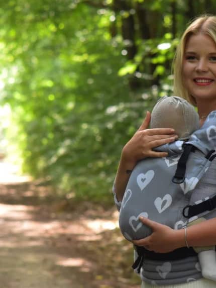 Ergonomický nosič Flexible je vhodný už od veľkosti 50/56 (novorodenec) do veľkosti 92/98 (24-30 mesiacov).

Rischino Flexible je flexibilný ku mieram dieťatka. Nastavuje sa do výšky aj do šírky presne podľa potreby, má jedinečné riešenie nastavenia fixácie hlavičky. Nosič je možné nosiť vpredu, vzadu na chrbte alebo na boku. Klasické ramenné pásy sa dajú aj krížiť.

Bedrový pás je vyvinutý špeciálne pre mamičky po pôrode na nosenie už od novorodenca. Jeho mäkkosť a šírka umožňujú nosiť už od prvých dní, nestláča maternicu, neprenáša do nej ťažisko a umožňuje jej tým lepšiu regeneráciu počas prvých mesiacov nosenia.
<div id="div_block-165-40" class="ct-div-block breakout--full rs-gradient-section">
<div id="div_block-15-40" class="ct-div-block wa-product-tabs wa-product-tabs-wrapper ct-section-inner-wrap">
<div id="_tabs_contents-87-40" class="oxy-tabs-contents-wrapper oxy-tabs-contents pad--xl">
<div id="_tab_content-88-40" class="oxy-tab-content tabs-contents-6091-tab">
<div id="div_block-196-40" class="ct-div-block ">
<div id="div_block-198-40" class="ct-div-block ">
<div id="shortcode-285-40" class="ct-shortcode wa-product-info__wrapper">
<div class="wa-product-info">

<strong>V prípade záujmu o iný vzor nám napíšte, prosím.</strong>

</div>
</div>
</div>
</div>
</div>
</div>
</div>
</div>
<div id="div_block-265-40" class="ct-div-block"></div>
<div class="chakra-text wa-product-description css-h773az">
<h5 class="podnadpisproduktu"></h5>
</div> - 