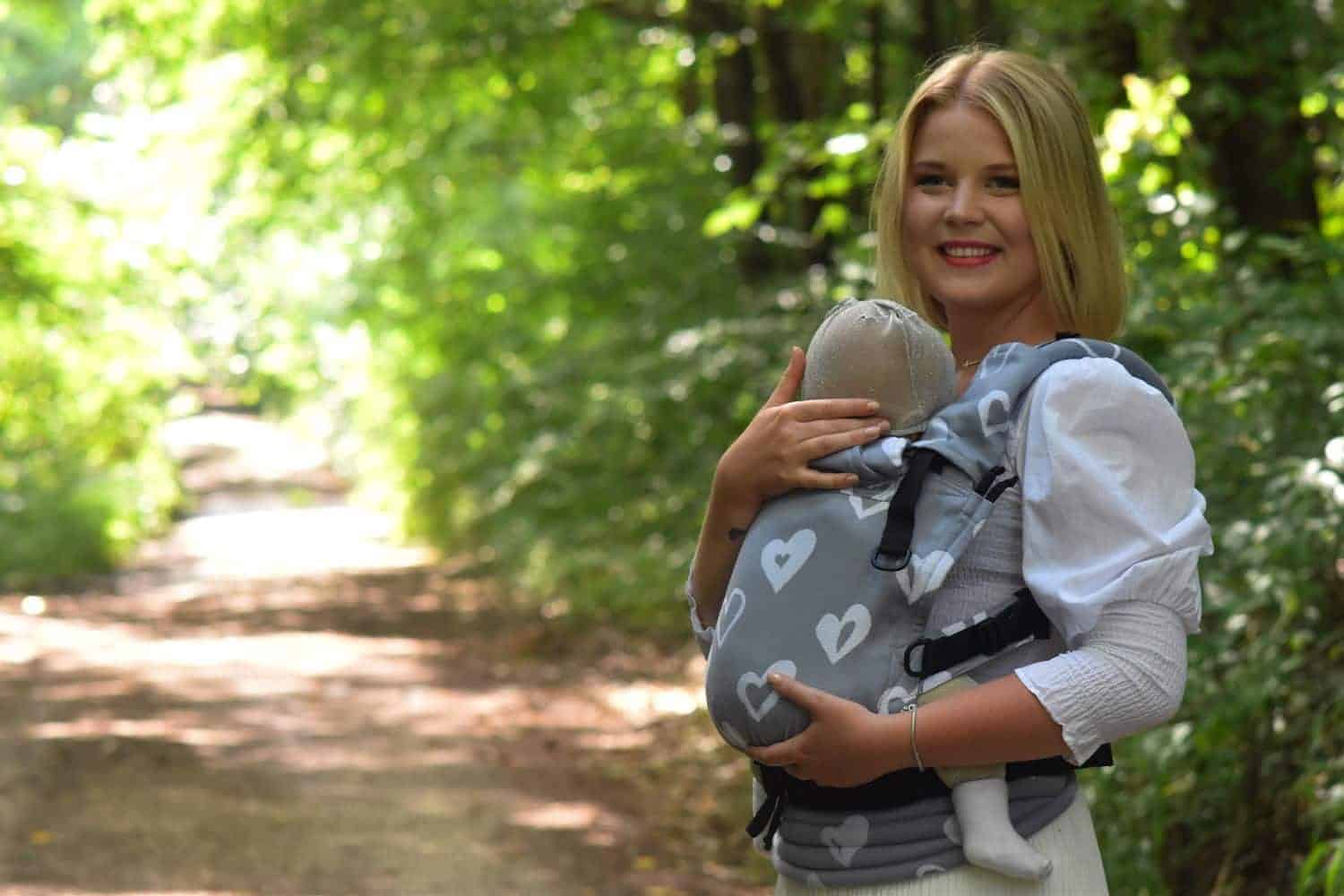 Ergonomický nosič Flexible je vhodný už od veľkosti 50/56 (novorodenec) do veľkosti 92/98 (24-30 mesiacov).

Rischino Flexible je flexibilný ku mieram dieťatka. Nastavuje sa do výšky aj do šírky presne podľa potreby, má jedinečné riešenie nastavenia fixácie hlavičky. Nosič je možné nosiť vpredu, vzadu na chrbte alebo na boku. Klasické ramenné pásy sa dajú aj krížiť.

Bedrový pás je vyvinutý špeciálne pre mamičky po pôrode na nosenie už od novorodenca. Jeho mäkkosť a šírka umožňujú nosiť už od prvých dní, nestláča maternicu, neprenáša do nej ťažisko a umožňuje jej tým lepšiu regeneráciu počas prvých mesiacov nosenia.
<div id="div_block-165-40" class="ct-div-block breakout--full rs-gradient-section">
<div id="div_block-15-40" class="ct-div-block wa-product-tabs wa-product-tabs-wrapper ct-section-inner-wrap">
<div id="_tabs_contents-87-40" class="oxy-tabs-contents-wrapper oxy-tabs-contents pad--xl">
<div id="_tab_content-88-40" class="oxy-tab-content tabs-contents-6091-tab">
<div id="div_block-196-40" class="ct-div-block ">
<div id="div_block-198-40" class="ct-div-block ">
<div id="shortcode-285-40" class="ct-shortcode wa-product-info__wrapper">
<div class="wa-product-info">

<strong>V prípade záujmu o iný vzor nám napíšte, prosím.</strong>

</div>
</div>
</div>
</div>
</div>
</div>
</div>
</div>
<div id="div_block-265-40" class="ct-div-block"></div>
<div class="chakra-text wa-product-description css-h773az">
<h5 class="podnadpisproduktu"></h5>
</div> - 