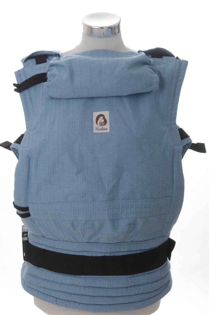 Ergonomický nosič Flexible je vhodný už od veľkosti 50/56 (novorodenec) do veľkosti 92/98 (24-30 mesiacov).  Flexible je flexibilný ku mieram dieťatka. Nastavuje sa do výšky aj do šírky presne podľa potreby. Jedinečné riešenie fixácie hlavičky, ktoré je tiež nastaviteľné. Nosič je možné nosiť vpredu, vzadu na chrbte alebo na boku. Klasické ramenné pásy sa dajú aj krížiť.

Bedrový pás je vyvinutý špeciálne pre mamičky po pôrode na nosenie už od novorodenca. Jeho mäkkosť a šíria umožňujú nosiť už od prvých dní, nestláča maternicu, neprenáša do nej ťažisko a umožňuje jej tým lepšiu regeneráciu počas prvých mesiacov nosenia
<p id="tw-target-text" class="tw-data-text tw-text-large tw-ta" dir="ltr" data-placeholder="Preklad">Kolekcia New Age je ušitá z  mäkkej slovenskej šatky. Vďaka jej zloženiu - 90% česaná organická bavlna s pridaním 10% jemnej, prémiovej egypstkej bavlny pre jej hebkosť a náznak lesku je šatka jemná, mäkká a vhodná od novorodenca po staršie dieťa. Farbená je len ekologickými farbami s certifikátom pre deti, takže je vhodná aj pre alergikov.</p> - 