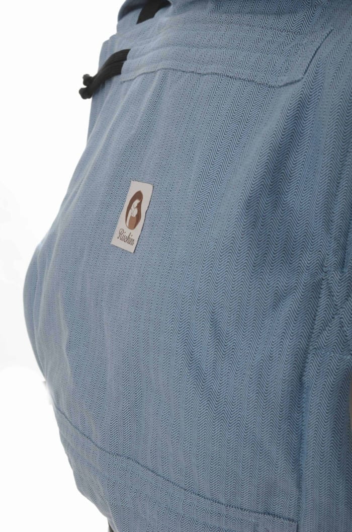 Ergonomický nosič Flexible je vhodný už od veľkosti 50/56 (novorodenec) do veľkosti 92/98 (24-30 mesiacov).  Flexible je flexibilný ku mieram dieťatka. Nastavuje sa do výšky aj do šírky presne podľa potreby. Jedinečné riešenie fixácie hlavičky, ktoré je tiež nastaviteľné. Nosič je možné nosiť vpredu, vzadu na chrbte alebo na boku. Klasické ramenné pásy sa dajú aj krížiť.

Bedrový pás je vyvinutý špeciálne pre mamičky po pôrode na nosenie už od novorodenca. Jeho mäkkosť a šíria umožňujú nosiť už od prvých dní, nestláča maternicu, neprenáša do nej ťažisko a umožňuje jej tým lepšiu regeneráciu počas prvých mesiacov nosenia
<p id="tw-target-text" class="tw-data-text tw-text-large tw-ta" dir="ltr" data-placeholder="Preklad">Kolekcia New Age je ušitá z  mäkkej slovenskej šatky. Vďaka jej zloženiu - 90% česaná organická bavlna s pridaním 10% jemnej, prémiovej egypstkej bavlny pre jej hebkosť a náznak lesku je šatka jemná, mäkká a vhodná od novorodenca po staršie dieťa. Farbená je len ekologickými farbami s certifikátom pre deti, takže je vhodná aj pre alergikov.</p> - 