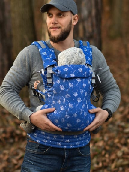 Ergonomický nosič Flexible je vhodný už od veľkosti 50/56 (novorodenec) do veľkosti 92/98 (24-30 mesiacov).

Rischino Flexible je flexibilný ku mieram dieťatka. Nastavuje sa do výšky aj do šírky presne podľa potreby, má jedinečné riešenie nastavenia fixácie hlavičky. Nosič je možné nosiť vpredu, vzadu na chrbte alebo na boku. Klasické ramenné pásy sa dajú aj krížiť.

Bedrový pás je vyvinutý špeciálne pre mamičky po pôrode na nosenie už od novorodenca. Jeho mäkkosť a šírka umožňujú nosiť už od prvých dní, nestláča maternicu, neprenáša do nej ťažisko a umožňuje jej tým lepšiu regeneráciu počas prvých mesiacov nosenia.
<div id="div_block-165-40" class="ct-div-block breakout--full rs-gradient-section">
<div id="div_block-15-40" class="ct-div-block wa-product-tabs wa-product-tabs-wrapper ct-section-inner-wrap">
<div id="_tabs_contents-87-40" class="oxy-tabs-contents-wrapper oxy-tabs-contents pad--xl">
<div id="_tab_content-88-40" class="oxy-tab-content tabs-contents-6091-tab">
<div id="div_block-196-40" class="ct-div-block ">
<div id="div_block-198-40" class="ct-div-block ">
<div id="shortcode-285-40" class="ct-shortcode wa-product-info__wrapper">
<div class="wa-product-info">

<strong>V prípade záujmu o iný vzor nám napíšte, prosím.</strong>

</div>
</div>
</div>
</div>
</div>
</div>
</div>
</div>
<div id="div_block-265-40" class="ct-div-block"></div>
<div class="chakra-text wa-product-description css-h773az">
<h5 class="podnadpisproduktu"></h5>
</div> - Rischino Flexible Blue Dandelion