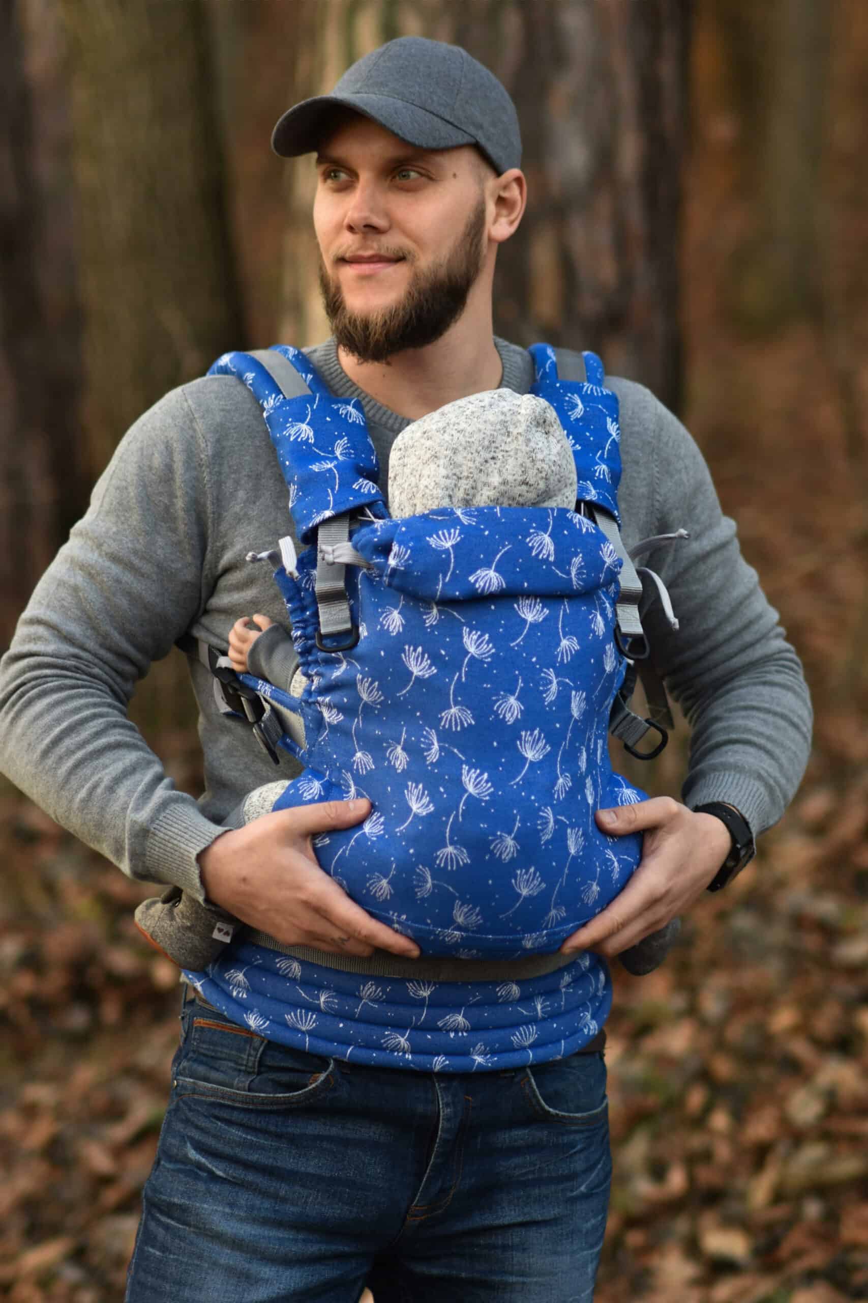 Ergonomický nosič Flexible je vhodný už od veľkosti 50/56 (novorodenec) do veľkosti 92/98 (24-30 mesiacov).

Rischino Flexible je flexibilný ku mieram dieťatka. Nastavuje sa do výšky aj do šírky presne podľa potreby, má jedinečné riešenie nastavenia fixácie hlavičky. Nosič je možné nosiť vpredu, vzadu na chrbte alebo na boku. Klasické ramenné pásy sa dajú aj krížiť.

Bedrový pás je vyvinutý špeciálne pre mamičky po pôrode na nosenie už od novorodenca. Jeho mäkkosť a šírka umožňujú nosiť už od prvých dní, nestláča maternicu, neprenáša do nej ťažisko a umožňuje jej tým lepšiu regeneráciu počas prvých mesiacov nosenia.
<div id="div_block-165-40" class="ct-div-block breakout--full rs-gradient-section">
<div id="div_block-15-40" class="ct-div-block wa-product-tabs wa-product-tabs-wrapper ct-section-inner-wrap">
<div id="_tabs_contents-87-40" class="oxy-tabs-contents-wrapper oxy-tabs-contents pad--xl">
<div id="_tab_content-88-40" class="oxy-tab-content tabs-contents-6091-tab">
<div id="div_block-196-40" class="ct-div-block ">
<div id="div_block-198-40" class="ct-div-block ">
<div id="shortcode-285-40" class="ct-shortcode wa-product-info__wrapper">
<div class="wa-product-info">

<strong>V prípade záujmu o iný vzor nám napíšte, prosím.</strong>

</div>
</div>
</div>
</div>
</div>
</div>
</div>
</div>
<div id="div_block-265-40" class="ct-div-block"></div>
<div class="chakra-text wa-product-description css-h773az">
<h5 class="podnadpisproduktu"></h5>
</div> - Rischino Flexible Blue Dandelion