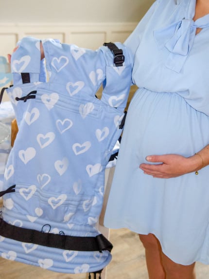 Ergonomický nosič Flexible je vhodný už od veľkosti 50/56 (novorodenec) do veľkosti 92/98 (24-30 mesiacov).

Rischino Flexible je flexibilný ku mieram dieťatka. Nastavuje sa do výšky aj do šírky presne podľa potreby, má jedinečné riešenie nastavenia fixácie hlavičky. Nosič je možné nosiť vpredu, vzadu na chrbte alebo na boku. Klasické ramenné pásy sa dajú aj krížiť.

Bedrový pás je vyvinutý špeciálne pre mamičky po pôrode na nosenie už od novorodenca. Jeho mäkkosť a šírka umožňujú nosiť už od prvých dní, nestláča maternicu, neprenáša do nej ťažisko a umožňuje jej tým lepšiu regeneráciu počas prvých mesiacov nosenia.
<div id="div_block-165-40" class="ct-div-block breakout--full rs-gradient-section">
<div id="div_block-15-40" class="ct-div-block wa-product-tabs wa-product-tabs-wrapper ct-section-inner-wrap">
<div id="_tabs_contents-87-40" class="oxy-tabs-contents-wrapper oxy-tabs-contents pad--xl">
<div id="_tab_content-88-40" class="oxy-tab-content tabs-contents-6091-tab">
<div id="div_block-196-40" class="ct-div-block ">
<div id="div_block-198-40" class="ct-div-block ">
<div id="shortcode-285-40" class="ct-shortcode wa-product-info__wrapper">
<div class="wa-product-info">

<strong>V prípade záujmu o iný vzor nám napíšte, prosím.</strong>

</div>
</div>
</div>
</div>
</div>
</div>
</div>
</div>
<div id="div_block-265-40" class="ct-div-block"></div>
<div class="chakra-text wa-product-description css-h773az">
<h5 class="podnadpisproduktu"></h5>
</div> - 