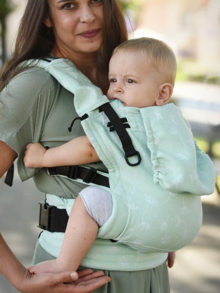 Ergonomický nosič Flexible je vhodný už od veľkosti 50/56 (novorodenec) do veľkosti 92/98 (24-30 mesiacov).

Rischino Flexible je flexibilný ku mieram dieťatka. Nastavuje sa do výšky aj do šírky presne podľa potreby, má jedinečné riešenie nastavenia fixácie hlavičky. Nosič je možné nosiť vpredu, vzadu na chrbte alebo na boku. Klasické ramenné pásy sa dajú aj krížiť.

Bedrový pás je vyvinutý špeciálne pre mamičky po pôrode na nosenie už od novorodenca. Jeho mäkkosť a šírka umožňujú nosiť už od prvých dní, nestláča maternicu, neprenáša do nej ťažisko a umožňuje jej tým lepšiu regeneráciu počas prvých mesiacov nosenia.
<div id="div_block-165-40" class="ct-div-block breakout--full rs-gradient-section">
<div id="div_block-15-40" class="ct-div-block wa-product-tabs wa-product-tabs-wrapper ct-section-inner-wrap">
<div id="_tabs_contents-87-40" class="oxy-tabs-contents-wrapper oxy-tabs-contents pad--xl">
<div id="_tab_content-88-40" class="oxy-tab-content tabs-contents-6091-tab">
<div id="div_block-196-40" class="ct-div-block ">
<div id="div_block-198-40" class="ct-div-block ">
<div id="shortcode-285-40" class="ct-shortcode wa-product-info__wrapper">
<div class="wa-product-info">

<strong>V prípade záujmu o iný vzor nám napíšte, prosím.</strong>

</div>
</div>
</div>
</div>
</div>
</div>
</div>
</div>
<div id="div_block-265-40" class="ct-div-block"></div>
<div class="chakra-text wa-product-description css-h773az">
<h5 class="podnadpisproduktu"></h5>
</div> - Rischino Flexible Mint Dandelion