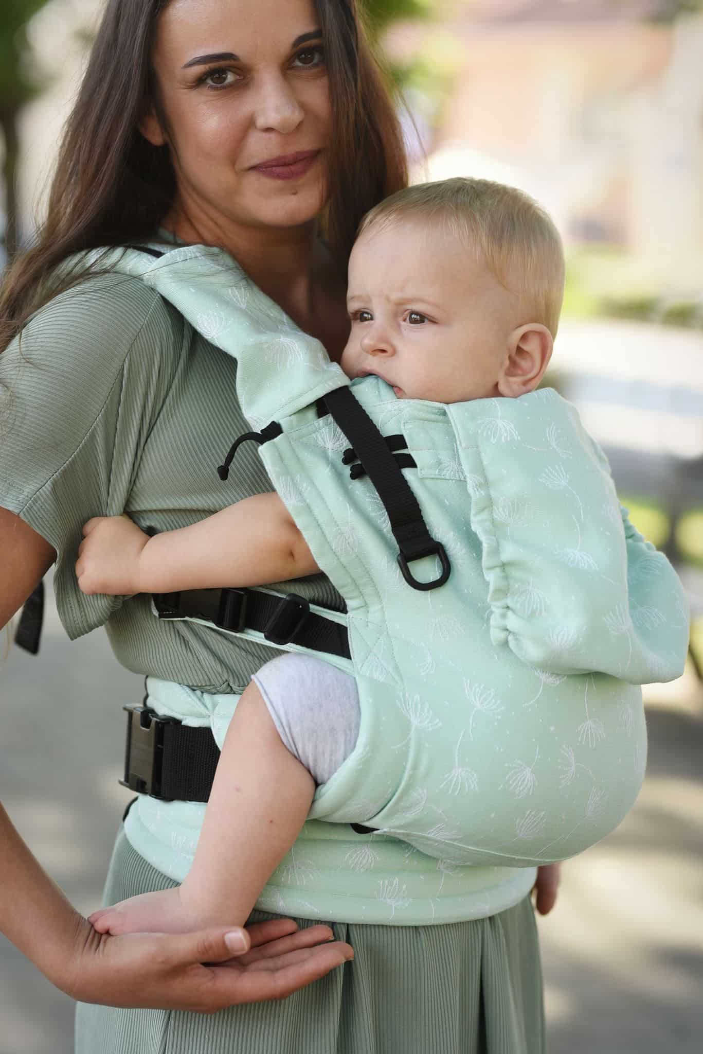 Ergonomický nosič Flexible je vhodný už od veľkosti 50/56 (novorodenec) do veľkosti 92/98 (24-30 mesiacov).

Rischino Flexible je flexibilný ku mieram dieťatka. Nastavuje sa do výšky aj do šírky presne podľa potreby, má jedinečné riešenie nastavenia fixácie hlavičky. Nosič je možné nosiť vpredu, vzadu na chrbte alebo na boku. Klasické ramenné pásy sa dajú aj krížiť.

Bedrový pás je vyvinutý špeciálne pre mamičky po pôrode na nosenie už od novorodenca. Jeho mäkkosť a šírka umožňujú nosiť už od prvých dní, nestláča maternicu, neprenáša do nej ťažisko a umožňuje jej tým lepšiu regeneráciu počas prvých mesiacov nosenia.
<div id="div_block-165-40" class="ct-div-block breakout--full rs-gradient-section">
<div id="div_block-15-40" class="ct-div-block wa-product-tabs wa-product-tabs-wrapper ct-section-inner-wrap">
<div id="_tabs_contents-87-40" class="oxy-tabs-contents-wrapper oxy-tabs-contents pad--xl">
<div id="_tab_content-88-40" class="oxy-tab-content tabs-contents-6091-tab">
<div id="div_block-196-40" class="ct-div-block ">
<div id="div_block-198-40" class="ct-div-block ">
<div id="shortcode-285-40" class="ct-shortcode wa-product-info__wrapper">
<div class="wa-product-info">

<strong>V prípade záujmu o iný vzor nám napíšte, prosím.</strong>

</div>
</div>
</div>
</div>
</div>
</div>
</div>
</div>
<div id="div_block-265-40" class="ct-div-block"></div>
<div class="chakra-text wa-product-description css-h773az">
<h5 class="podnadpisproduktu"></h5>
</div> - Rischino Flexible Mint Dandelion