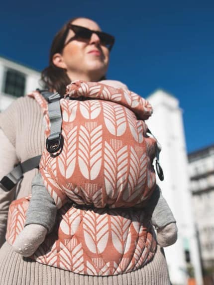 Nosič Sestrice Carrier - Sestrice Field Barley Cinnamon V nosiči <strong>Sestrice Carrier</strong> môžete nosiť svoje dieťatko už od 3 mesiacov (62 cm) a vydrží vám približne do jeho 2 rokov.
<ul>
<li><strong>od 3 mesiacov (62 cm) do približne 2 rokov</strong></li>
<li>ramenný systém ShoulderComfort pre vašu väčšiu pohodu</li>
<li>pevný bedrový pás s perforovanou výplňou pre lepšie odvetrávanie</li>
<li>certifikovaný podľa normy EN 13209-2: 2015 Nevystužené nosidlá</li>
<li>každý detail nosiča je dôkladne premyslený a precízne dielensky vypracovaný</li>
</ul>
Zloženie 55 % ľan, 45 % česaná bavlna
<strong>V prípade záujmu o iný vzor nám napíšte, prosím.</strong> -