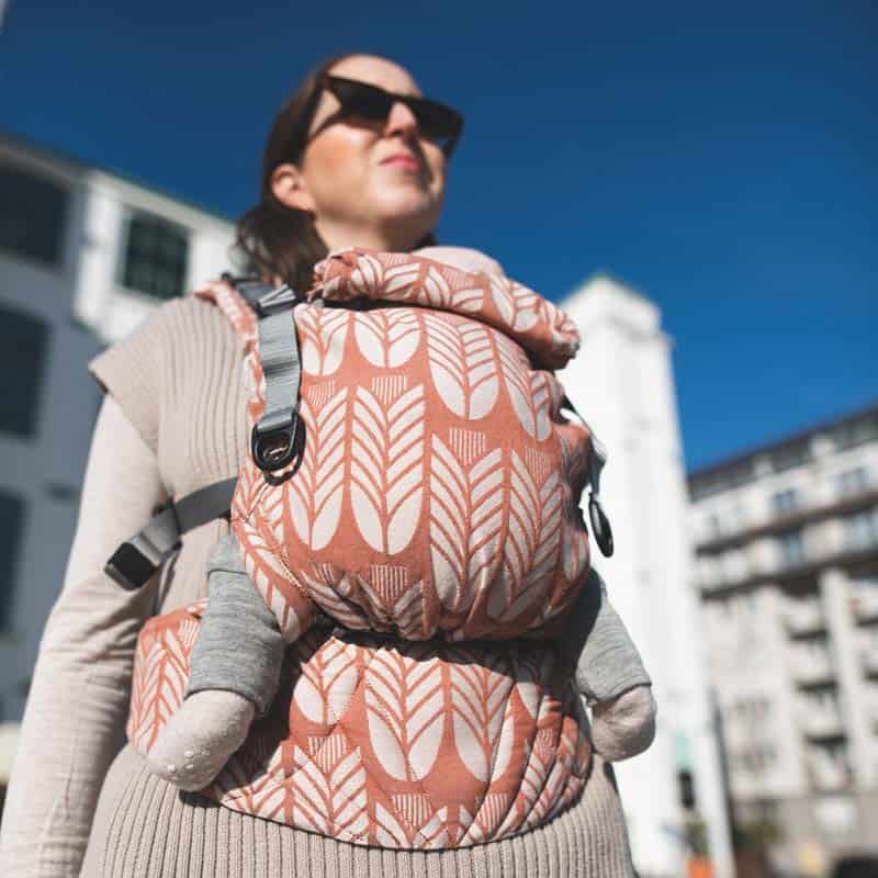 <ul>
 	<li>Špeciálne vyvinutý ergonomický nosič s rovnými ramennými popruhmi.</li>
 	<li>Súčasťou balenia sú chrániče ramenných popruhov a podrobný návod na použitie.</li>
</ul>
<strong>          First size:</strong> od veľkosti 56 do 92

<strong>          Tiny size:</strong> od veľkosti 62 do 92

<strong>          Maxi size:</strong> od veľkosti 74 do 110

<strong>          V prípade záujmu o iný vzor nám napíšte, prosím. </strong> - 