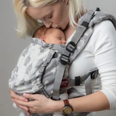 V nosiči <strong>Sestrice Carrier Plus</strong> môžete nosiť svoje dieťatko už od 10 mesiacov (70 cm) a vydrží vám približne do jeho 3,5 – 4 rokov.
<ul>
 	<li><strong>od 10 mesiacov (70 cm) do približne 3,5 – 4 rokov</strong></li>
 	<li>ramenný systém ShoulderComfort pre vašu väčšiu pohodu</li>
 	<li>pevný bedrový pás s perforovanou výplňou pre lepšie odvetrávanie</li>
 	<li>certifikovaný podľa normy EN 13209-2: 2015 Nevystužené nosidlá</li>
 	<li>každý detail nosiča je dôkladne premyslený a precízne dielensky vypracovaný</li>
</ul>
<strong> V prípade záujmu o iný vzor nám napíšte, prosím.</strong> - 