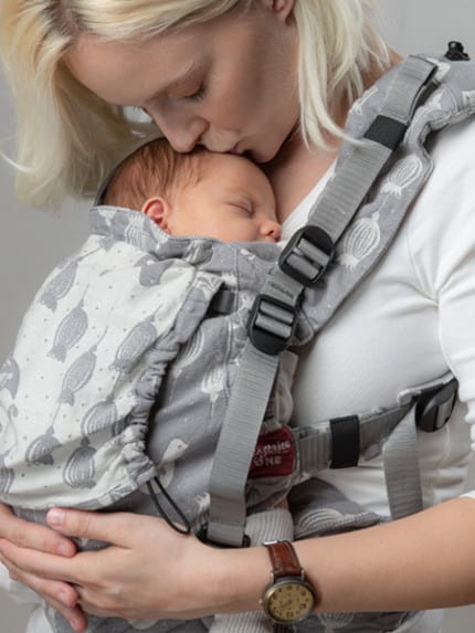 Nosič Sestrice Carrier Plus - Sestrice Carrier One Poppy Grey V nosiči <strong>Sestrice Carrier Plus</strong> môžete nosiť svoje dieťatko už od 10 mesiacov (70 cm) a vydrží vám približne do jeho 3,5 – 4 rokov.
<ul>
<li><strong>od 10 mesiacov (70 cm) do približne 3,5 – 4 rokov</strong></li>
<li>ramenný systém ShoulderComfort pre vašu väčšiu pohodu</li>
<li>pevný bedrový pás s perforovanou výplňou pre lepšie odvetrávanie</li>
<li>certifikovaný podľa normy EN 13209-2: 2015 Nevystužené nosidlá</li>
<li>každý detail nosiča je dôkladne premyslený a precízne dielensky vypracovaný</li>
</ul>
<strong> V prípade záujmu o iný vzor nám napíšte, prosím.</strong> -