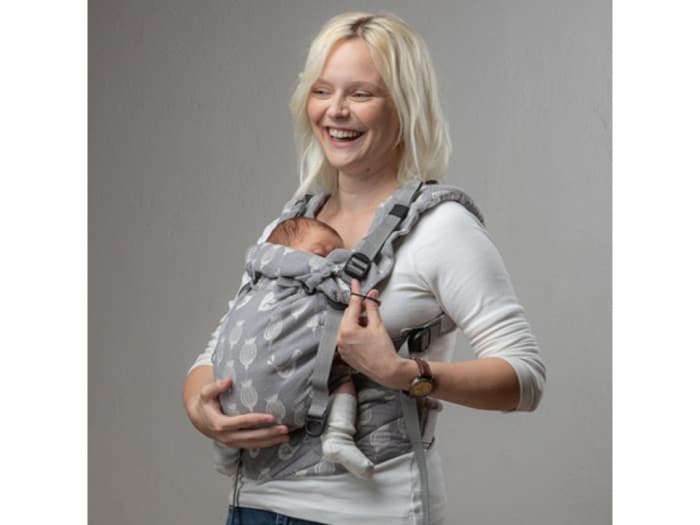 V nosiči <strong>Sestrice Carrier</strong> môžete nosiť svoje dieťatko už od 3 mesiacov (62 cm) a vydrží vám približne do jeho 2 rokov.
<ul>
 	<li><strong>od 3 mesiacov (62 cm) do približne 2 rokov</strong></li>
 	<li>ramenný systém ShoulderComfort pre vašu väčšiu pohodu</li>
 	<li>pevný bedrový pás s perforovanou výplňou pre lepšie odvetrávanie</li>
 	<li>certifikovaný podľa normy EN 13209-2: 2015 Nevystužené nosidlá</li>
 	<li>každý detail nosiča je dôkladne premyslený a precízne dielensky vypracovaný</li>
</ul>
Inšpiráciou vzoru bola jedna z najobľúbenejších ľudových uspávaniek.

Nosenie veľmi často používame práve na uspávanie našich pokladov a ako dobre vieme, mak má upokojujúce účinky.

V spojení so spievaním a jemným pohupovaním do rytmu je to neprekonateľná kombinácia.

Dovoľte makovičkám a čížikom uspať vaše dieťatko.

Autorkou dizajnu je Mária Krammer. - 