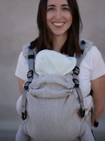 Nosič Sestrice Carrier - Sestrice Carrier Pure Ashen V nosiči <strong>Sestrice Carrier</strong> môžete nosiť svoje dieťatko už od 3 mesiacov (62 cm) a vydrží vám približne do jeho 2 rokov.
<ul>
<li><strong>od 3 mesiacov (62 cm) do približne 2 rokov</strong></li>
<li>ramenný systém ShoulderComfort pre vašu väčšiu pohodu</li>
<li>pevný bedrový pás s perforovanou výplňou pre lepšie odvetrávanie</li>
<li>certifikovaný podľa normy EN 13209-2: 2015 Nevystužené nosidlá</li>
<li>každý detail nosiča je dôkladne premyslený a precízne dielensky vypracovaný</li>
</ul>
Zloženie 55 % ľan, 45 % česaná bavlna
<strong>V prípade záujmu o iný vzor nám napíšte, prosím.</strong> -