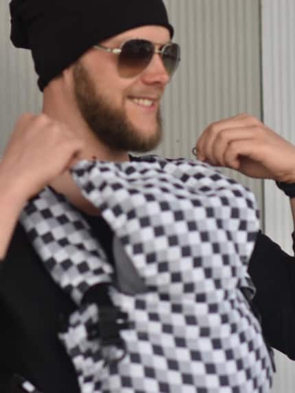 Ergonomický nosič Flexible je vhodný už od veľkosti 50/56 (novorodenec) do veľkosti 92/98 (24-30 mesiacov).

Rischino Flexible je flexibilný ku mieram dieťatka. Nastavuje sa do výšky aj do šírky presne podľa potreby, má jedinečné riešenie nastavenia fixácie hlavičky. Nosič je možné nosiť vpredu, vzadu na chrbte alebo na boku. Klasické ramenné pásy sa dajú aj krížiť.

Bedrový pás je vyvinutý špeciálne pre mamičky po pôrode na nosenie už od novorodenca. Jeho mäkkosť a šírka umožňujú nosiť už od prvých dní, nestláča maternicu, neprenáša do nej ťažisko a umožňuje jej tým lepšiu regeneráciu počas prvých mesiacov nosenia.
<div id="div_block-165-40" class="ct-div-block breakout--full rs-gradient-section">
<div id="div_block-15-40" class="ct-div-block wa-product-tabs wa-product-tabs-wrapper ct-section-inner-wrap">
<div id="_tabs_contents-87-40" class="oxy-tabs-contents-wrapper oxy-tabs-contents pad--xl">
<div id="_tab_content-88-40" class="oxy-tab-content tabs-contents-6091-tab">
<div id="div_block-196-40" class="ct-div-block ">
<div id="div_block-198-40" class="ct-div-block ">
<div id="shortcode-285-40" class="ct-shortcode wa-product-info__wrapper">
<div class="wa-product-info">

<strong>V prípade záujmu o iný vzor nám napíšte, prosím.</strong>

</div>
</div>
</div>
</div>
</div>
</div>
</div>
</div>
<div id="div_block-265-40" class="ct-div-block"></div>
<div class="chakra-text wa-product-description css-h773az">
<h5 class="podnadpisproduktu"></h5>
</div> - 