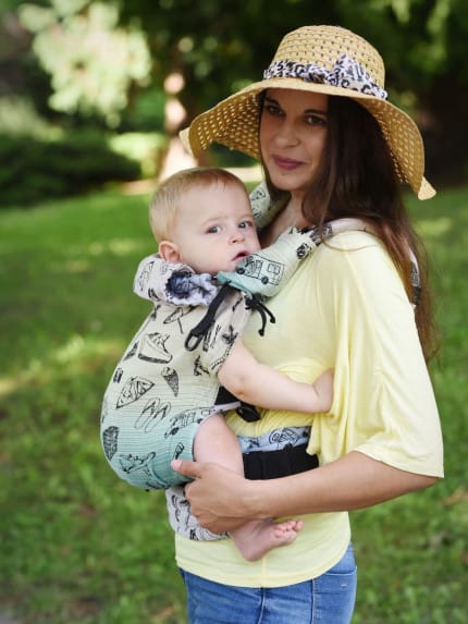 Ergonomický nosič Flexible je vhodný už od veľkosti 50/56 (novorodenec) do veľkosti 92/98 (24-30 mesiacov).

Rischino Flexible je flexibilný ku mieram dieťatka. Nastavuje sa do výšky aj do šírky presne podľa potreby, má jedinečné riešenie nastavenia fixácie hlavičky. Nosič je možné nosiť vpredu, vzadu na chrbte alebo na boku. Klasické ramenné pásy sa dajú aj krížiť.

Bedrový pás je vyvinutý špeciálne pre mamičky po pôrode na nosenie už od novorodenca. Jeho mäkkosť a šírka umožňujú nosiť už od prvých dní, nestláča maternicu, neprenáša do nej ťažisko a umožňuje jej tým lepšiu regeneráciu počas prvých mesiacov nosenia.
<div id="div_block-165-40" class="ct-div-block breakout--full rs-gradient-section">
<div id="div_block-15-40" class="ct-div-block wa-product-tabs wa-product-tabs-wrapper ct-section-inner-wrap">
<div id="_tabs_contents-87-40" class="oxy-tabs-contents-wrapper oxy-tabs-contents pad--xl">
<div id="_tab_content-88-40" class="oxy-tab-content tabs-contents-6091-tab">
<div id="div_block-196-40" class="ct-div-block ">
<div id="div_block-198-40" class="ct-div-block ">
<div id="shortcode-285-40" class="ct-shortcode wa-product-info__wrapper">
<div class="wa-product-info">

<strong>V prípade záujmu o iný vzor nám napíšte, prosím.</strong>

</div>
</div>
</div>
</div>
</div>
</div>
</div>
</div>
<div id="div_block-265-40" class="ct-div-block"></div>
<div class="chakra-text wa-product-description css-h773az">
<h5 class="podnadpisproduktu"></h5>
</div> - 