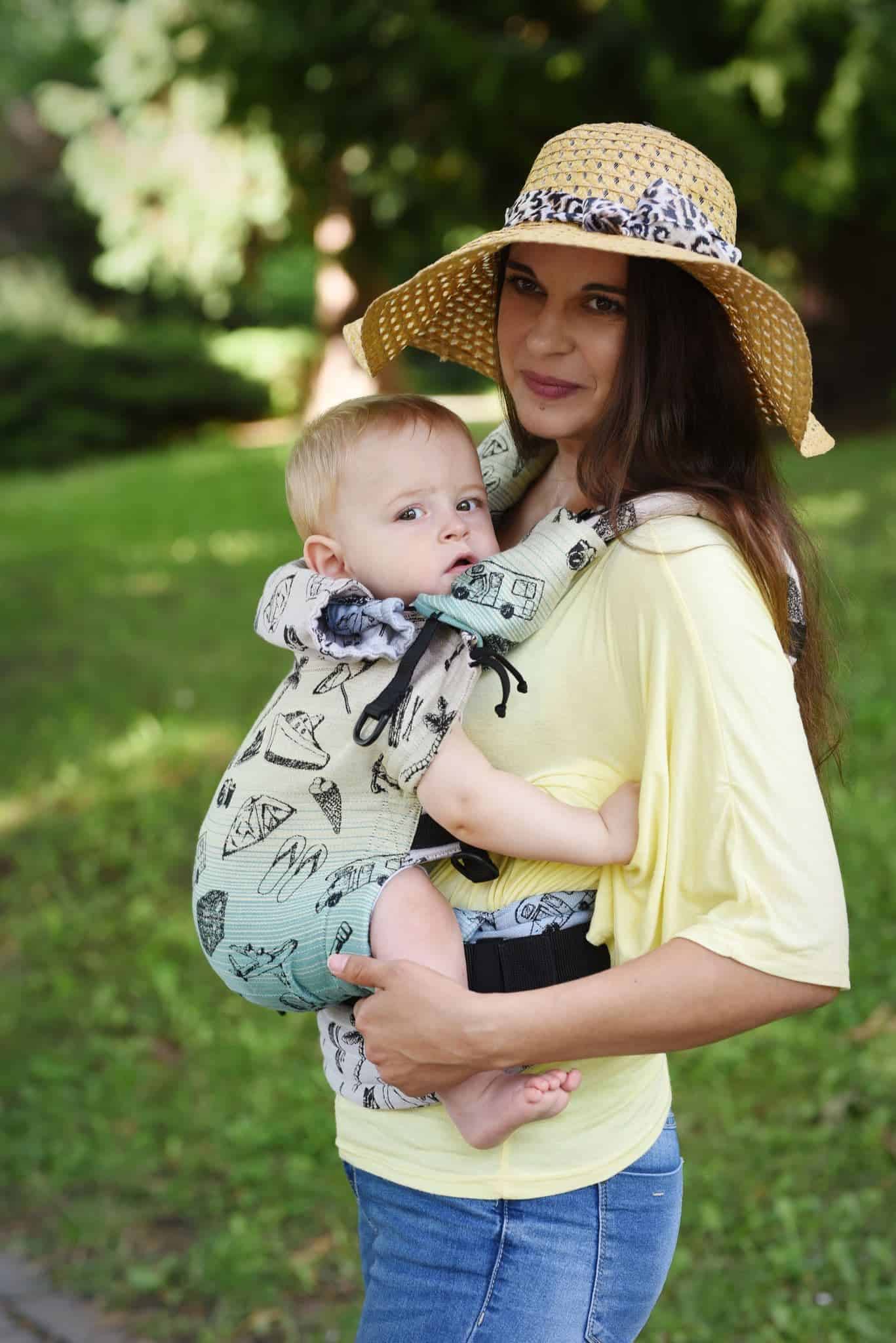 Ergonomický nosič Flexible je vhodný už od veľkosti 50/56 (novorodenec) do veľkosti 92/98 (24-30 mesiacov).

Rischino Flexible je flexibilný ku mieram dieťatka. Nastavuje sa do výšky aj do šírky presne podľa potreby, má jedinečné riešenie nastavenia fixácie hlavičky. Nosič je možné nosiť vpredu, vzadu na chrbte alebo na boku. Klasické ramenné pásy sa dajú aj krížiť.

Bedrový pás je vyvinutý špeciálne pre mamičky po pôrode na nosenie už od novorodenca. Jeho mäkkosť a šírka umožňujú nosiť už od prvých dní, nestláča maternicu, neprenáša do nej ťažisko a umožňuje jej tým lepšiu regeneráciu počas prvých mesiacov nosenia.
<div id="div_block-165-40" class="ct-div-block breakout--full rs-gradient-section">
<div id="div_block-15-40" class="ct-div-block wa-product-tabs wa-product-tabs-wrapper ct-section-inner-wrap">
<div id="_tabs_contents-87-40" class="oxy-tabs-contents-wrapper oxy-tabs-contents pad--xl">
<div id="_tab_content-88-40" class="oxy-tab-content tabs-contents-6091-tab">
<div id="div_block-196-40" class="ct-div-block ">
<div id="div_block-198-40" class="ct-div-block ">
<div id="shortcode-285-40" class="ct-shortcode wa-product-info__wrapper">
<div class="wa-product-info">

<strong>V prípade záujmu o iný vzor nám napíšte, prosím.</strong>

</div>
</div>
</div>
</div>
</div>
</div>
</div>
</div>
<div id="div_block-265-40" class="ct-div-block"></div>
<div class="chakra-text wa-product-description css-h773az">
<h5 class="podnadpisproduktu"></h5>
</div> - 