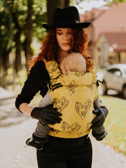 Ergonomický nosič Flexible je vhodný už od veľkosti 50/56 (novorodenec) do veľkosti 92/98 (24-30 mesiacov).

Rischino Flexible je flexibilný ku mieram dieťatka. Nastavuje sa do výšky aj do šírky presne podľa potreby, má jedinečné riešenie nastavenia fixácie hlavičky. Nosič je možné nosiť vpredu, vzadu na chrbte alebo na boku. Klasické ramenné pásy sa dajú aj krížiť.

Bedrový pás je vyvinutý špeciálne pre mamičky po pôrode na nosenie už od novorodenca. Jeho mäkkosť a šírka umožňujú nosiť už od prvých dní, nestláča maternicu, neprenáša do nej ťažisko a umožňuje jej tým lepšiu regeneráciu počas prvých mesiacov nosenia.
<div id="div_block-165-40" class="ct-div-block breakout--full rs-gradient-section">
<div id="div_block-15-40" class="ct-div-block wa-product-tabs wa-product-tabs-wrapper ct-section-inner-wrap">
<div id="_tabs_contents-87-40" class="oxy-tabs-contents-wrapper oxy-tabs-contents pad--xl">
<div id="_tab_content-88-40" class="oxy-tab-content tabs-contents-6091-tab">
<div id="div_block-196-40" class="ct-div-block ">
<div id="div_block-198-40" class="ct-div-block ">
<div id="shortcode-285-40" class="ct-shortcode wa-product-info__wrapper">
<div class="wa-product-info">

<strong>V prípade záujmu o iný vzor nám napíšte, prosím.</strong>

</div>
</div>
</div>
</div>
</div>
</div>
</div>
</div>
<div id="div_block-265-40" class="ct-div-block"></div>
<div class="chakra-text wa-product-description css-h773az">
<h5 class="podnadpisproduktu"></h5>
</div> - 