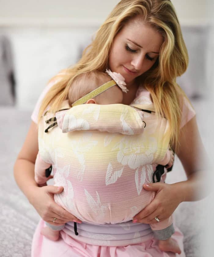 <div id="code_block-360-39" class="ct-code-block"><span class="subtitle">od 5 mesiacov do 3 rokov</span></div>
<div id="-read-more-less-13-39" class="oxy-read-more-less ">
<div id="-read-more-less-13-39-inner_0" class="oxy-read-more-inner oxy-inner-content rmjs-1 oxy-read-more-less_expanded" data-margin="35" data-speed="700" data-open="Zobrazit celý popis" data-close="Skryť popis" data-iconopen="Lineariconsicon-chevron-down" data-icon="enable" data-readmore="" aria-expanded="true">
<div id="code_block-365-39" class="ct-code-block">
<div class="rs-cat-desc">

<strong>Ergonomický nosič Flexi Xcross je vhodný od 5 mesiacov do 3 rokov vo veľkosti 68 – 104. Nosnosť je 25 kg.</strong> Pre správne nosenie v tomto modely je potrebné spĺňať obe kritériá – vek aj veľkosť dieťatka. Je ručne šitý na Slovensku, vyrobený z organickej bavlny a obsahuje dva sety meniteľných ramenných pásov.

Flexi Xcross je flexibilný vďaka meniteľným ramenným pásom. <strong>Obsahuje dva sety ramenných pásov – klasické a krížiace (crossové)</strong>, ktoré si môžete meniť podľa potreby. Klasické ramenné pásy sú bohato polstrované. Majú dvojité prešitie pre pohodlné nosenie ťažších váh bez kompromisov. Ideálne aj na nosenie na chrbte. Jedinečné crossové ramenné pásy sú zase určené na nosenie do kríža pre maximálnu pohodlnosť simulujúcu nosenie v šatke. Nosič je tak možné nosiť vpredu, vzadu na chrbte alebo na boku.

</div>
Kolekcia Pivony Sweet v sebe skrýva romantickú, jemnú ilustráciu pivónií a vtáčikov v pastelovej dúhe.
Autorská skica je dielom Richarda Majera v našej žakárovej šatke s gramážou 300 g/m2.

</div>
</div>
</div> - 