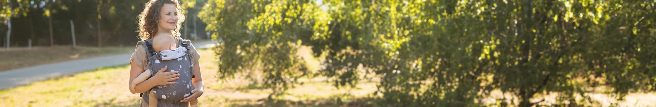 Ergonomický nosič Flexible je vhodný už od veľkosti 50/56 (novorodenec) do veľkosti 92/98 (24-30 mesiacov).

Rischino Flexible je flexibilný ku mieram dieťatka. Nastavuje sa do výšky aj do šírky presne podľa potreby, má jedinečné riešenie nastavenia fixácie hlavičky. Nosič je možné nosiť vpredu, vzadu na chrbte alebo na boku. Klasické ramenné pásy sa dajú aj krížiť.

Bedrový pás je vyvinutý špeciálne pre mamičky po pôrode na nosenie už od novorodenca. Jeho mäkkosť a šírka umožňujú nosiť už od prvých dní, nestláča maternicu, neprenáša do nej ťažisko a umožňuje jej tým lepšiu regeneráciu počas prvých mesiacov nosenia.
<div id="div_block-165-40" class="ct-div-block breakout--full rs-gradient-section">
<div id="div_block-15-40" class="ct-div-block wa-product-tabs wa-product-tabs-wrapper ct-section-inner-wrap">
<div id="_tabs_contents-87-40" class="oxy-tabs-contents-wrapper oxy-tabs-contents pad--xl">
<div id="_tab_content-88-40" class="oxy-tab-content tabs-contents-6091-tab">
<div id="div_block-196-40" class="ct-div-block ">
<div id="div_block-198-40" class="ct-div-block ">
<div id="shortcode-285-40" class="ct-shortcode wa-product-info__wrapper">
<div class="wa-product-info">

<strong>V prípade záujmu o iný vzor nám napíšte, prosím.</strong>

</div>
</div>
</div>
</div>
</div>
</div>
</div>
</div>
<div id="div_block-265-40" class="ct-div-block"></div>
<div class="chakra-text wa-product-description css-h773az">
<h5 class="podnadpisproduktu"></h5>
</div> - 