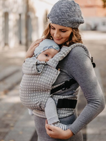 Ergonomický nosič XXL PREMIUM je <strong>vhodný od 1 roka do 5 rokov vo veľkosti 86 – 116. Nosnosť je 25 kg.</strong>  Má nastaviteľnú výšku aj šírku, je plne flexibilný a ručne šitý na Slovensku.

S nosičom XXL PREMIUM je možné nosiť vpredu, vzadu na chrbte alebo na boku. Klasické ramenné pásy sú prispôsobené na nosenie ťažkých váh a dajú sa krížiť. <strong>Bedrový pás je šitý špeciálnou technológiou na pohodlné nosenie ťažkých váh.</strong> Jeho trojvrstvové riešenie s vonkajšou pevnou, tvrdou vrstvou a s vnútorným vymäkčením umožňuje extra vysokú nosnosť. - 