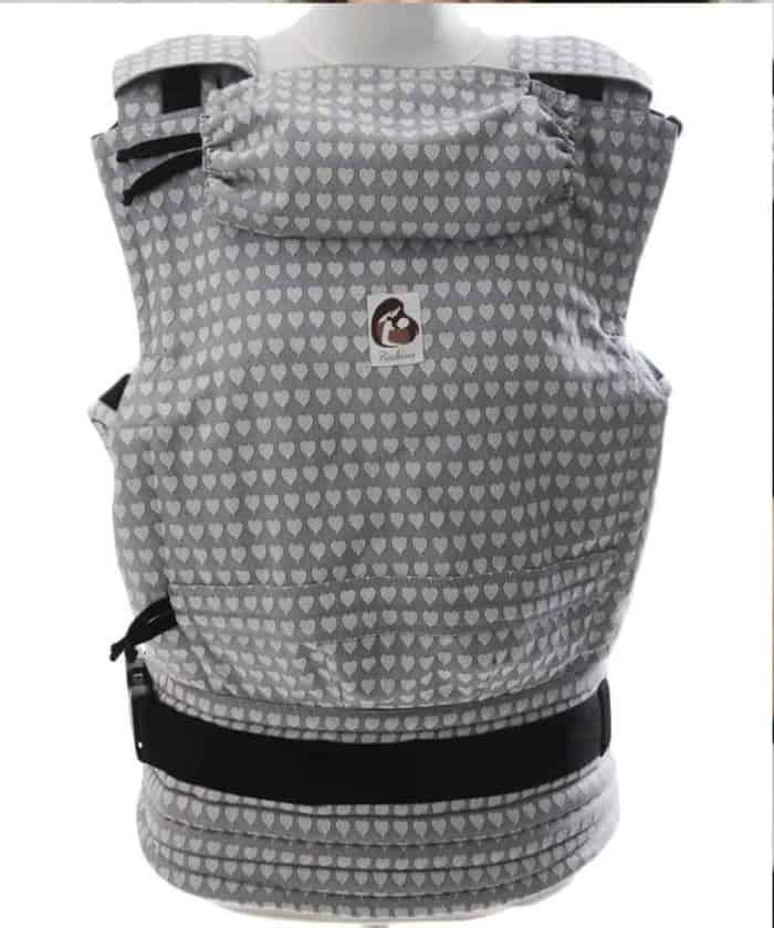 Ergonomický nosič XXL PREMIUM je <strong>vhodný od 1 roka do 5 rokov vo veľkosti 86 – 116. Nosnosť je 25 kg.</strong>  Má nastaviteľnú výšku aj šírku, je plne flexibilný a ručne šitý na Slovensku.

S nosičom XXL PREMIUM je možné nosiť vpredu, vzadu na chrbte alebo na boku. Klasické ramenné pásy sú prispôsobené na nosenie ťažkých váh a dajú sa krížiť. <strong>Bedrový pás je šitý špeciálnou technológiou na pohodlné nosenie ťažkých váh.</strong> Jeho trojvrstvové riešenie s vonkajšou pevnou, tvrdou vrstvou a s vnútorným vymäkčením umožňuje extra vysokú nosnosť. - 