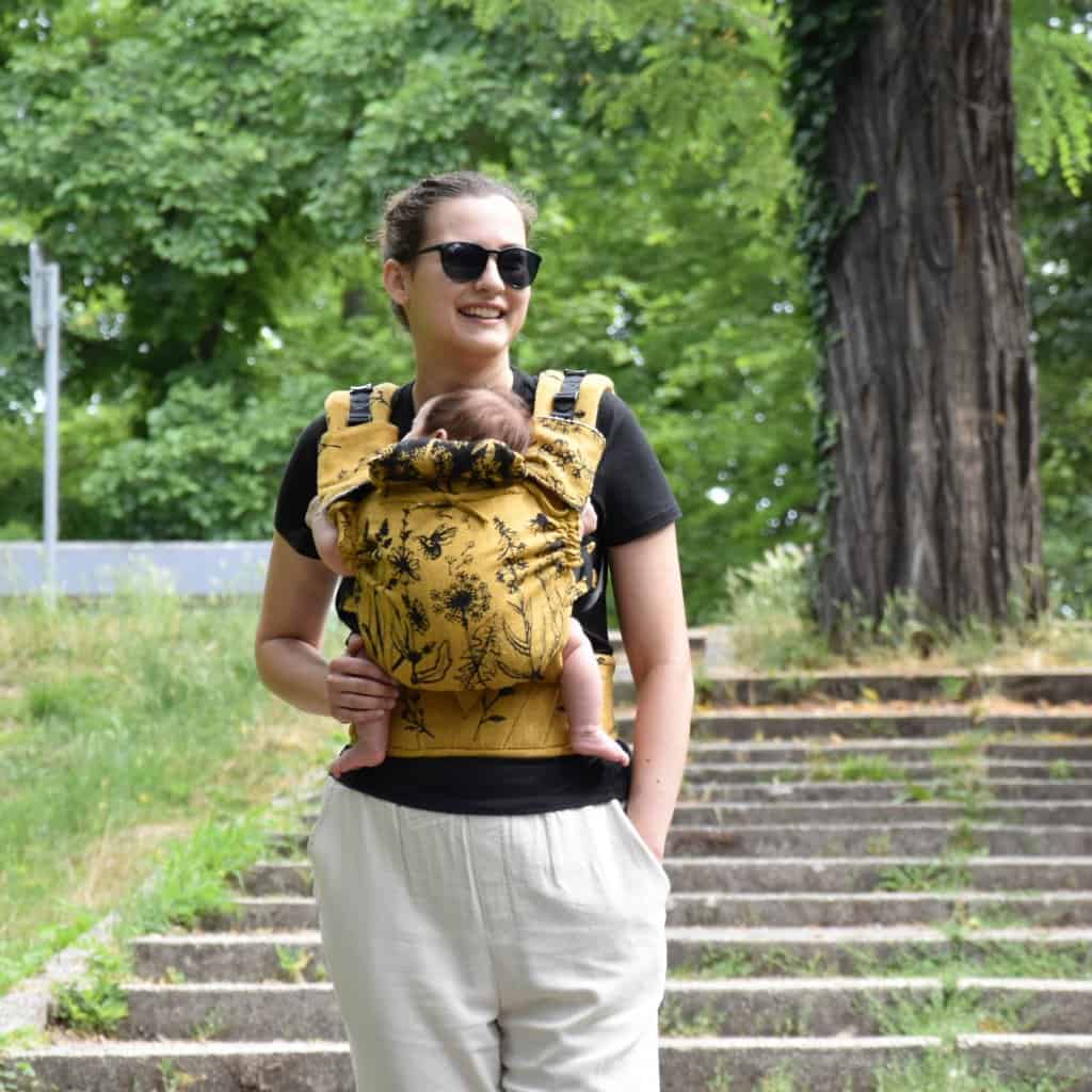 <ul>
 	<li>Špeciálne vyvinutý ergonomický nosič s rovnými ramennými popruhmi.</li>
 	<li>Súčasťou balenia sú chrániče ramenných popruhov a podrobný návod na použitie.</li>
</ul>
<strong>          First size:</strong> od veľkosti 56 do 92

<strong>          Tiny size:</strong> od veľkosti 62 do 92

<strong>          Maxi size:</strong> od veľkosti 74 do 110

<strong>          V prípade záujmu o iný vzor nám napíšte, prosím. </strong> - 