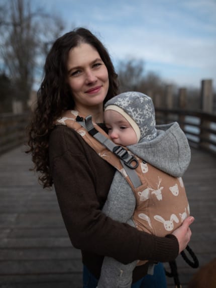 Nosič Sestrice Carrier Plus - Dreamers Nutmeg V nosiči <strong>Sestrice Carrier Plus</strong> môžete nosiť svoje dieťatko už od 10 mesiacov (70 cm) a vydrží vám približne do jeho 3,5 – 4 rokov.
<ul>
<li><strong>od 10 mesiacov (70 cm) do približne 3,5 – 4 rokov</strong></li>
<li>ramenný systém ShoulderComfort pre vašu väčšiu pohodu</li>
<li>pevný bedrový pás s perforovanou výplňou pre lepšie odvetrávanie</li>
<li>certifikovaný podľa normy EN 13209-2: 2015 Nevystužené nosidlá</li>
<li>každý detail nosiča je dôkladne premyslený a precízne dielensky vypracovaný</li>
</ul>
<strong> V prípade záujmu o iný vzor nám napíšte, prosím.</strong> -