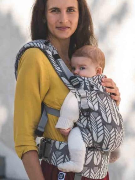 Nosič Sestrice Carrier Plus - Fields of Barley Monochrome V nosiči <strong>Sestrice Carrier Plus</strong> môžete nosiť svoje dieťatko už od 10 mesiacov (70 cm) a vydrží vám približne do jeho 3,5 – 4 rokov.
<ul>
<li><strong>od 10 mesiacov (70 cm) do približne 3,5 – 4 rokov</strong></li>
<li>ramenný systém ShoulderComfort pre vašu väčšiu pohodu</li>
<li>pevný bedrový pás s perforovanou výplňou pre lepšie odvetrávanie</li>
<li>certifikovaný podľa normy EN 13209-2: 2015 Nevystužené nosidlá</li>
<li>každý detail nosiča je dôkladne premyslený a precízne dielensky vypracovaný</li>
</ul>
<strong> V prípade záujmu o iný vzor nám napíšte, prosím.</strong> -