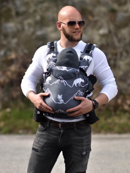 Ergonomický nosič Flexible je vhodný už od veľkosti 50/56 (novorodenec) do veľkosti 92/98 (24-30 mesiacov).

Rischino Flexible je flexibilný ku mieram dieťatka. Nastavuje sa do výšky aj do šírky presne podľa potreby, má jedinečné riešenie nastavenia fixácie hlavičky. Nosič je možné nosiť vpredu, vzadu na chrbte alebo na boku. Klasické ramenné pásy sa dajú aj krížiť.

Bedrový pás je vyvinutý špeciálne pre mamičky po pôrode na nosenie už od novorodenca. Jeho mäkkosť a šírka umožňujú nosiť už od prvých dní, nestláča maternicu, neprenáša do nej ťažisko a umožňuje jej tým lepšiu regeneráciu počas prvých mesiacov nosenia.
<div id="div_block-165-40" class="ct-div-block breakout--full rs-gradient-section">
<div id="div_block-15-40" class="ct-div-block wa-product-tabs wa-product-tabs-wrapper ct-section-inner-wrap">
<div id="_tabs_contents-87-40" class="oxy-tabs-contents-wrapper oxy-tabs-contents pad--xl">
<div id="_tab_content-88-40" class="oxy-tab-content tabs-contents-6091-tab">
<div id="div_block-196-40" class="ct-div-block ">
<div id="div_block-198-40" class="ct-div-block ">
<div id="shortcode-285-40" class="ct-shortcode wa-product-info__wrapper">
<div class="wa-product-info">

<strong>V prípade záujmu o iný vzor nám napíšte, prosím.</strong>

</div>
</div>
</div>
</div>
</div>
</div>
</div>
</div>
<div id="div_block-265-40" class="ct-div-block"></div>
<div class="chakra-text wa-product-description css-h773az">
<h5 class="podnadpisproduktu"></h5>
</div> - 