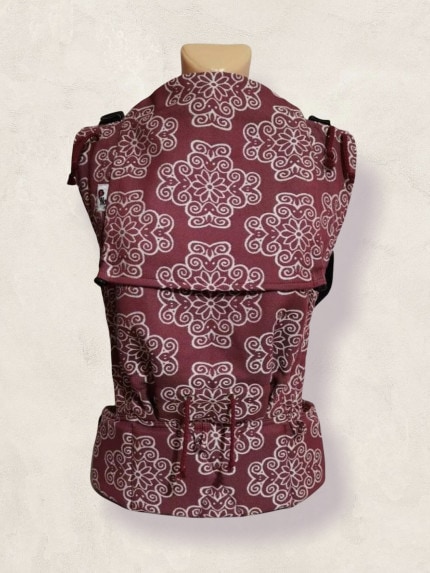 Nosič NoMa Adapt - Noma Wine Folk <strong>V prípade záujmu o inú farbu, prípadne veľkosť nám napíšte, prosím.</strong> -